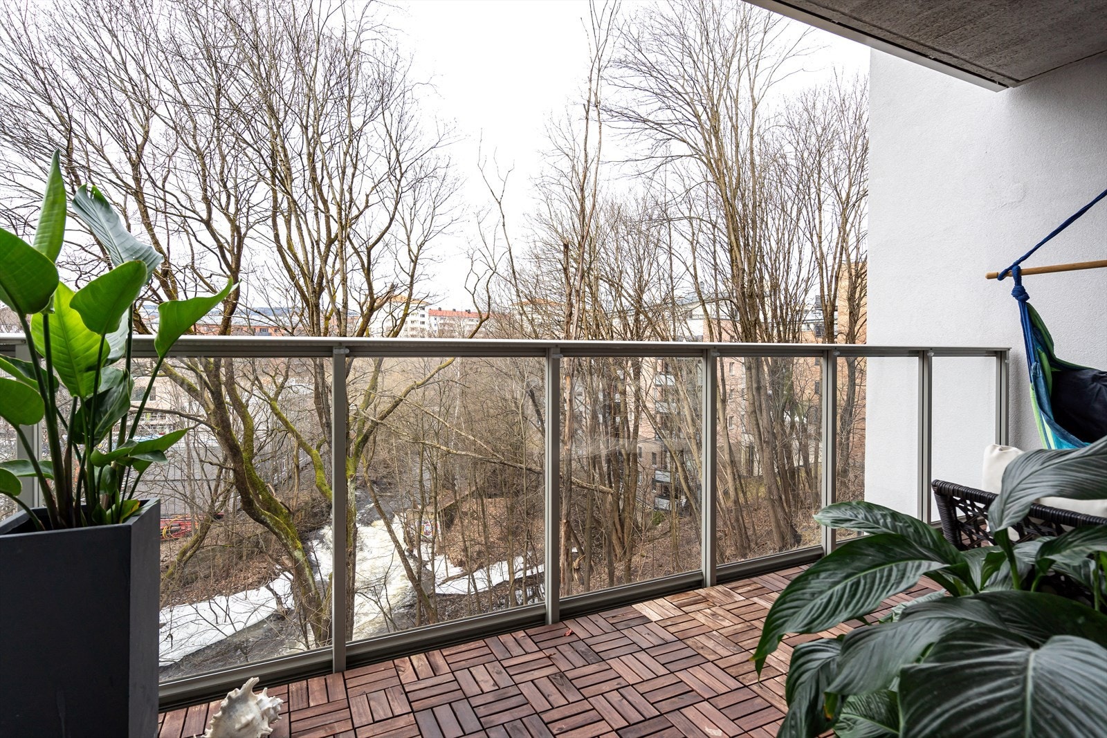 Utsøkt balkongmiljø der man kan nyte morgenkaffen med susen av Akerselva som renner ned. Galleribilde