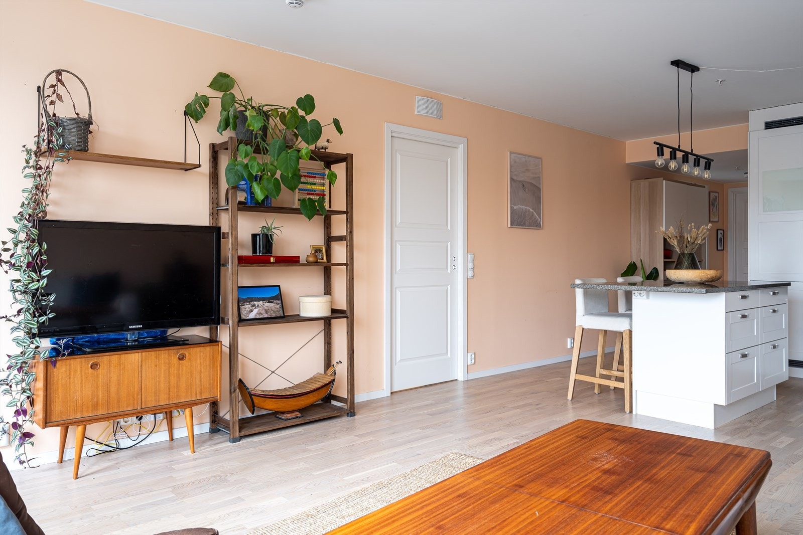 Stuen er i direkte tilknytning til kjøkken området, optimalt for sosialt samvær. Galleribilde