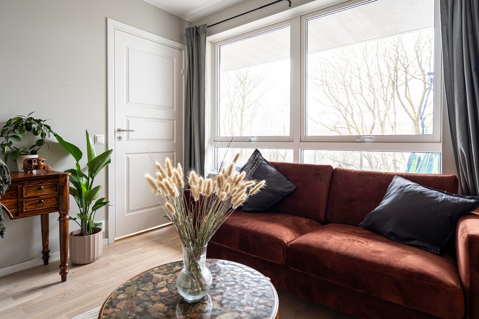 Rommet vender ut mot elven og er av god størrelse. Her er mulighetene mange! Galleribilde