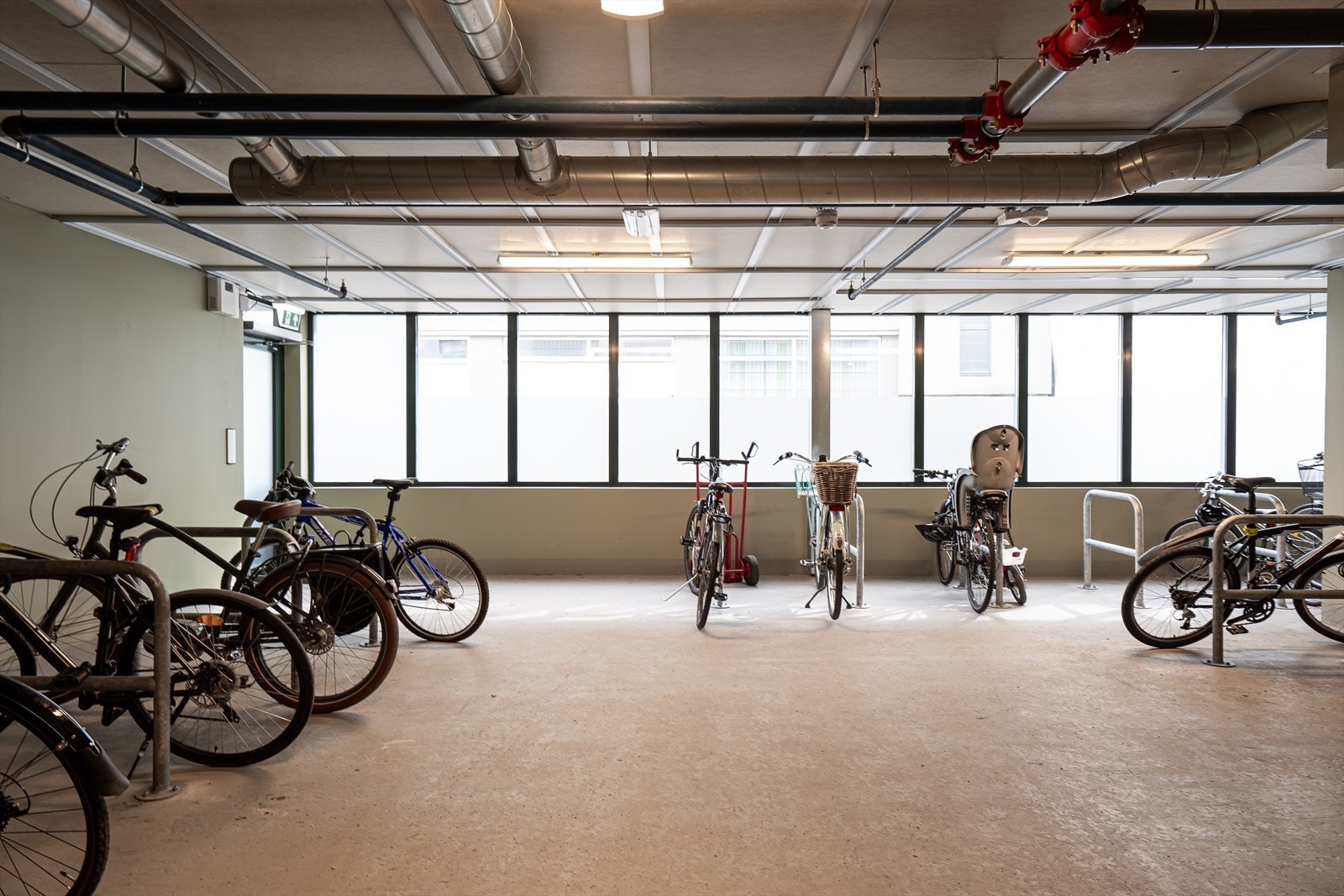Sykkeloppbevaring med god plass og ordentlige parkeringsmuligheter for sykkel og vogner. Galleribilde