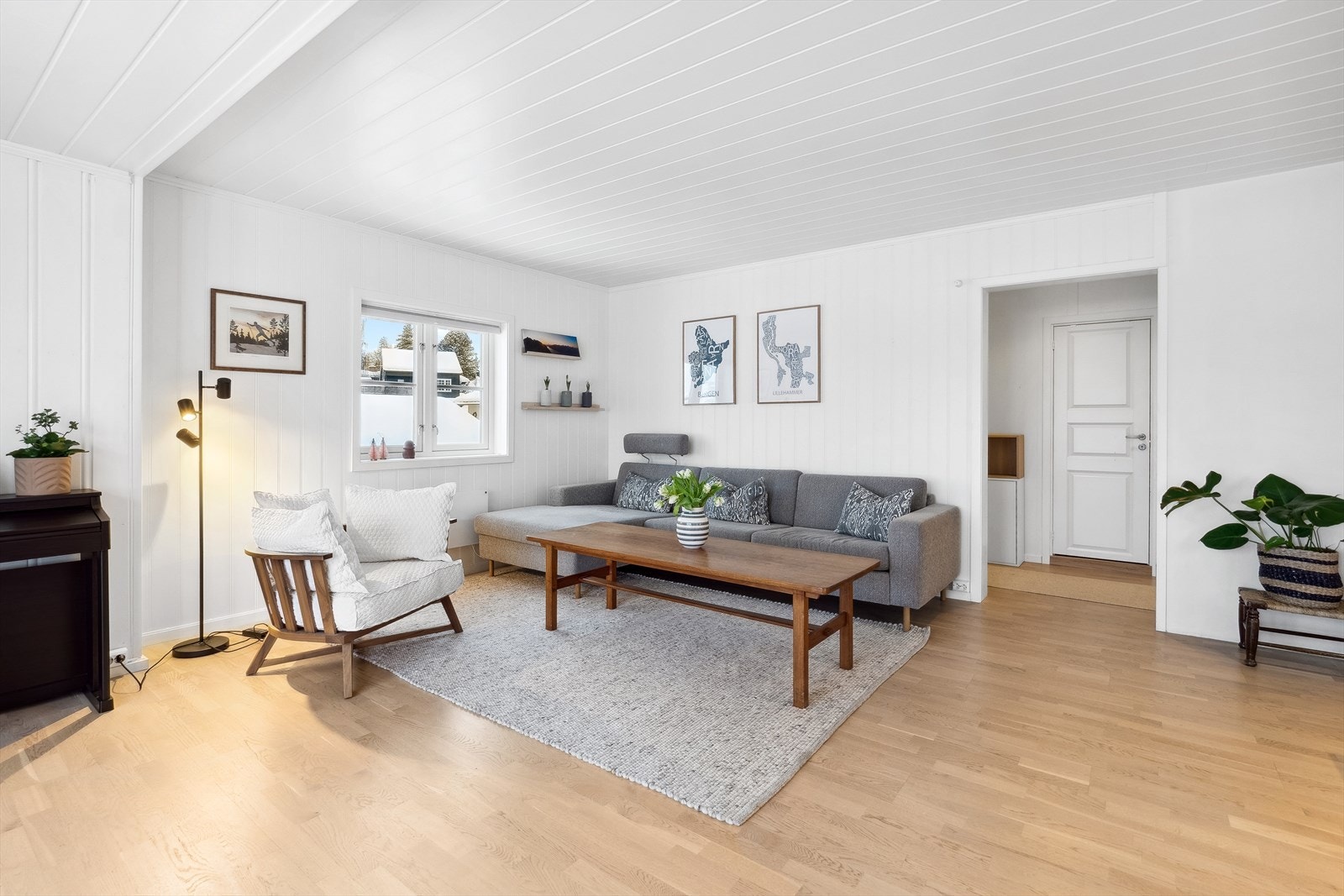 Stuen kan enkelt møbleres etter eget ønske med rom for både sofagruppe og øvrig møblement. Galleribilde