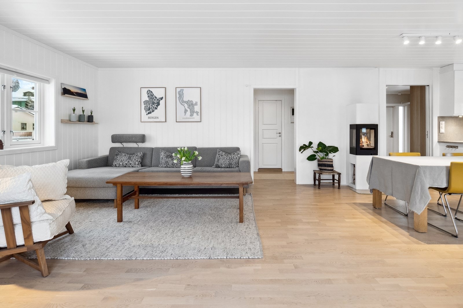 Åpen og luftig planløsning men samtidig fine soner for like aktiviteter. Galleribilde