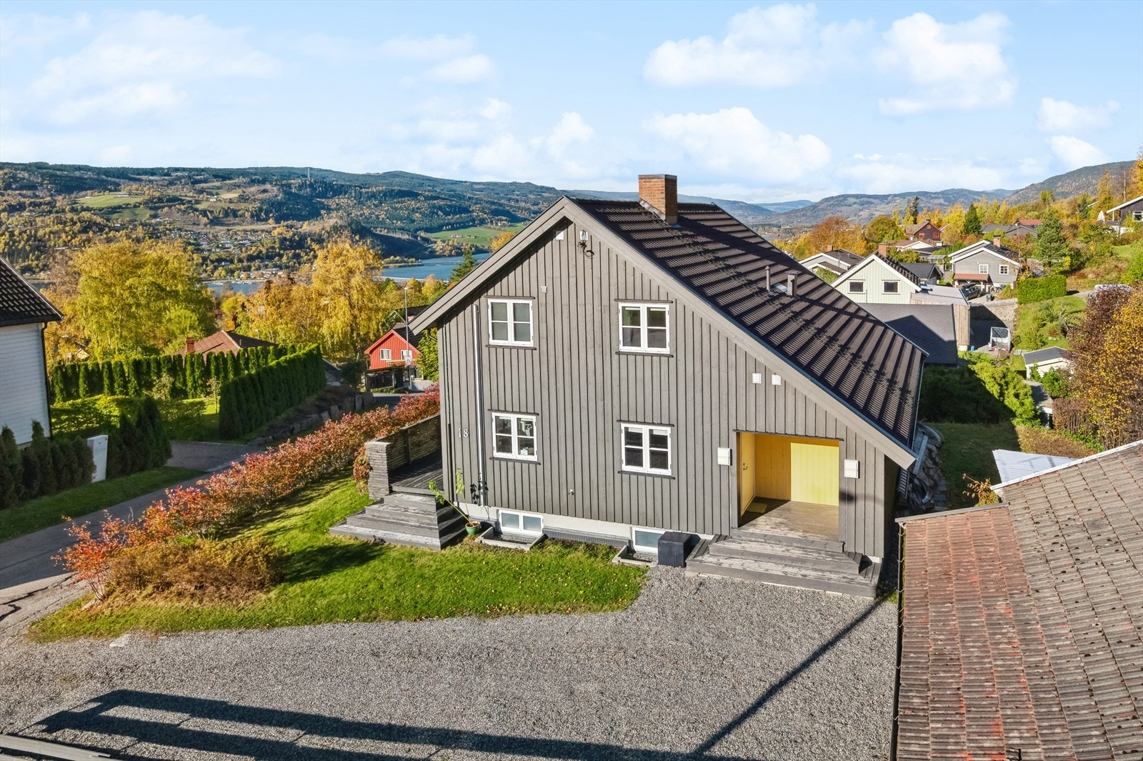 Roavegen 18 er en solrik utsiktseiendom beliggende på Søre Ål, ca. 1,5 km fra Lillehammer sentrum. Galleribilde