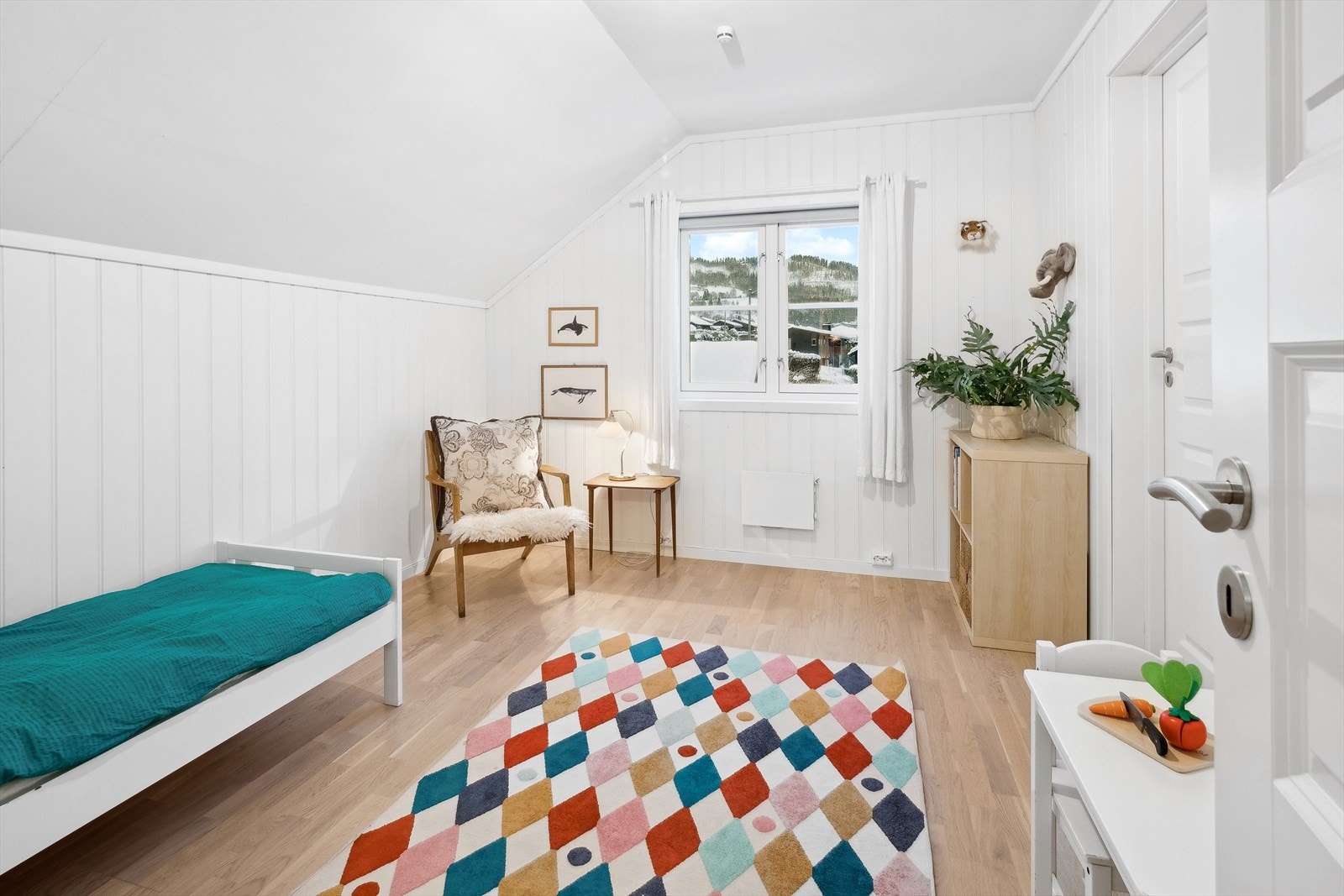 Soverommene i boligen oppleves romslige med plass for møblering etter eget behov og ønske. Galleribilde