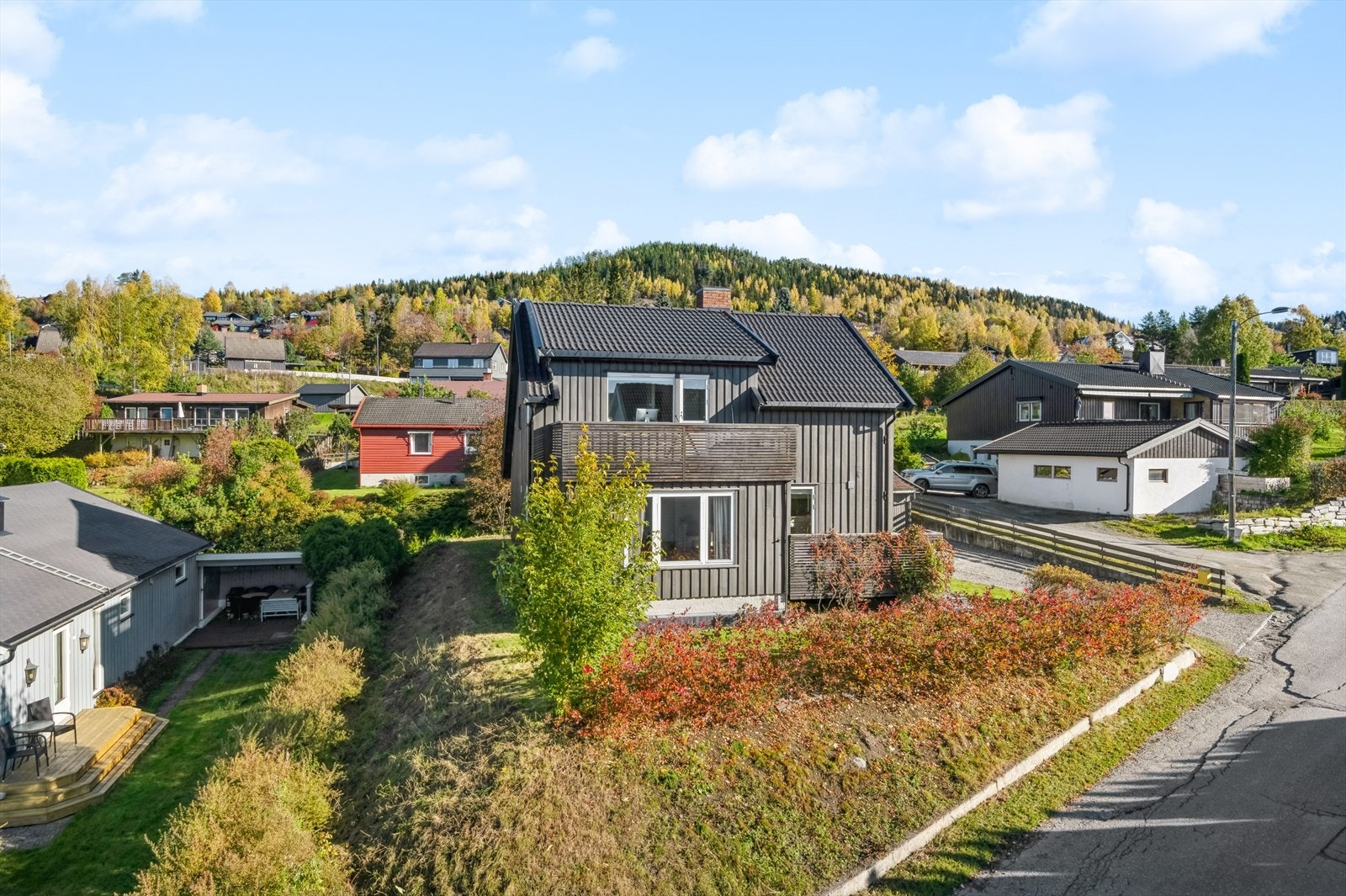 Utvendig kan boligen by på en fin utsiktstomt med plenarealer og beplantning. Galleribilde