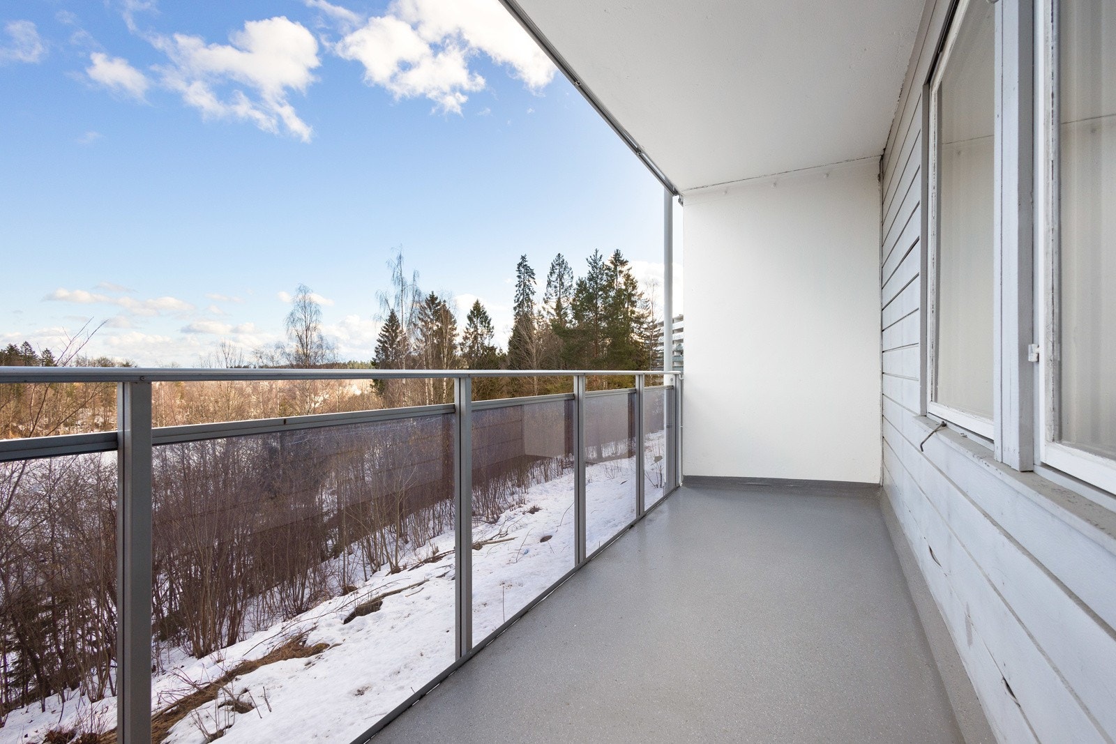 Fra stuen er det utgang til overbygget balkong med plass til sittegruppe. Galleribilde