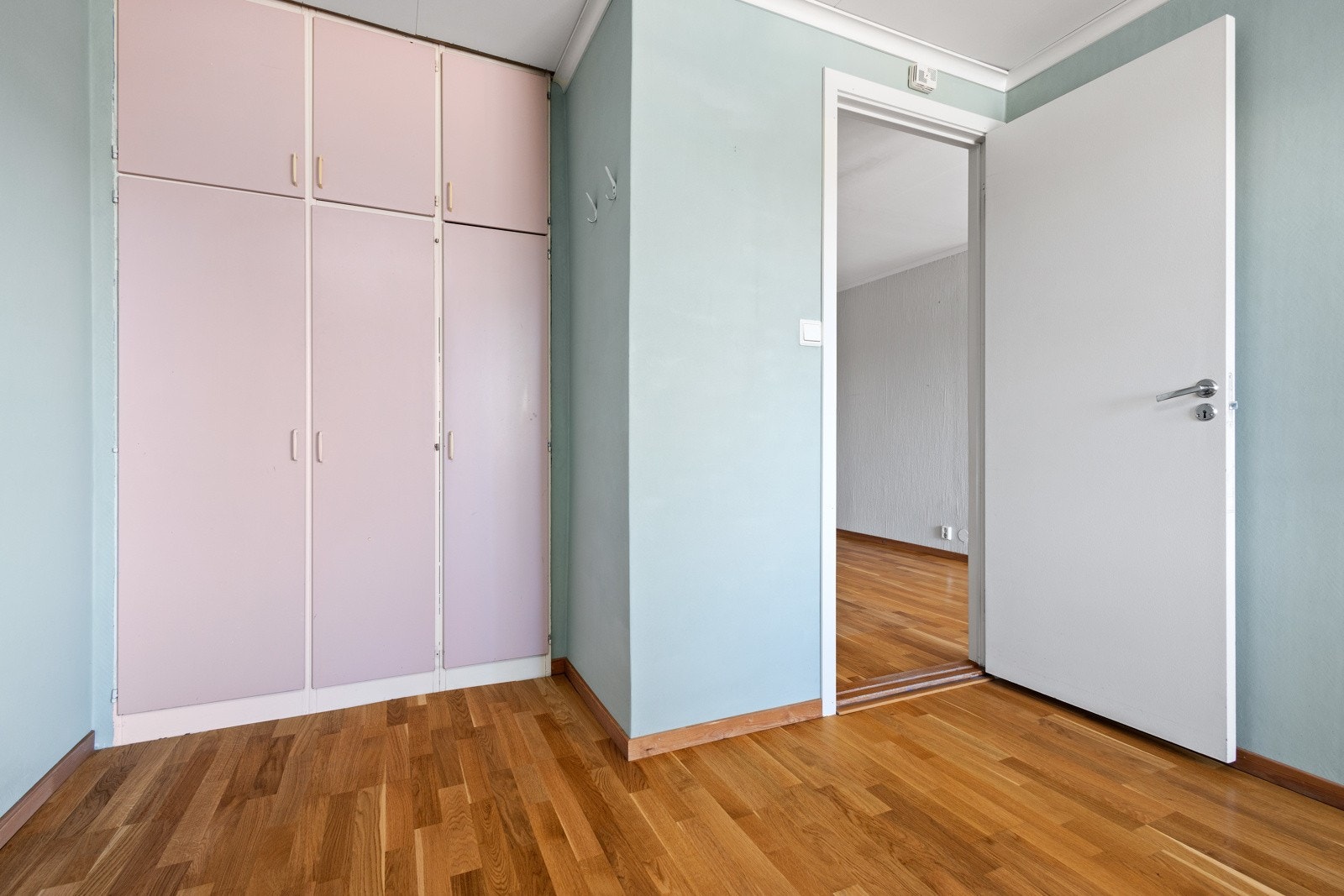 Romslig soverom med innbygd garderobe. Galleribilde