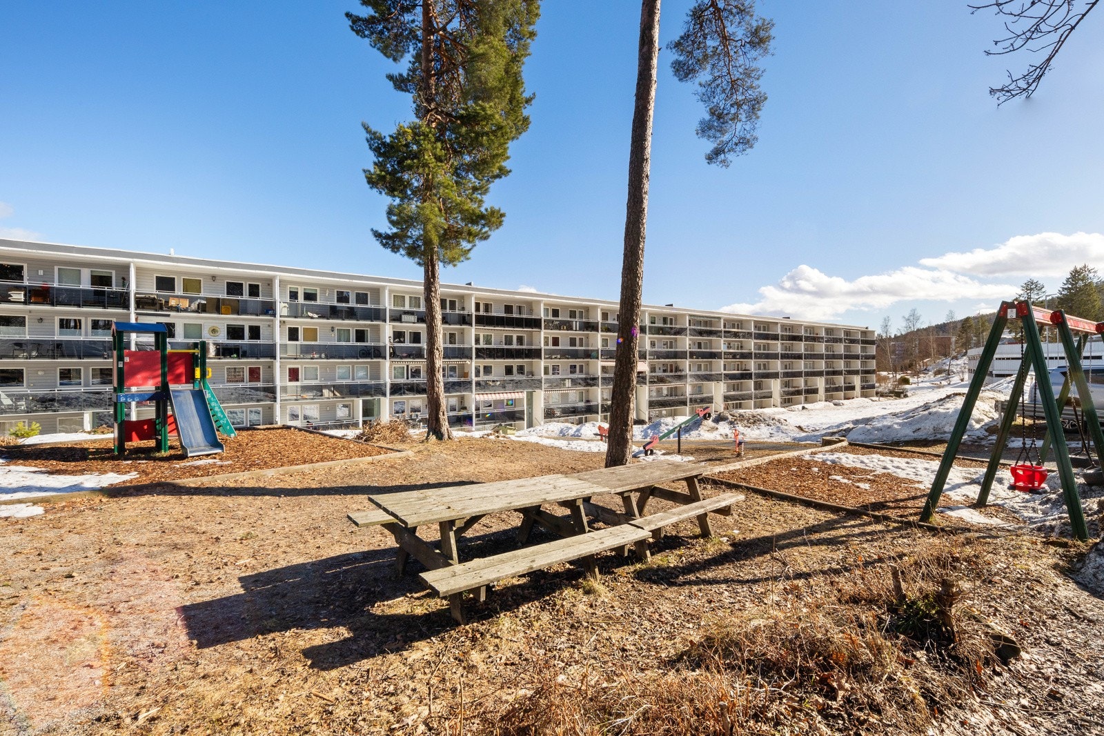 Hyggelige fellesarealer med lekeplass. Galleribilde