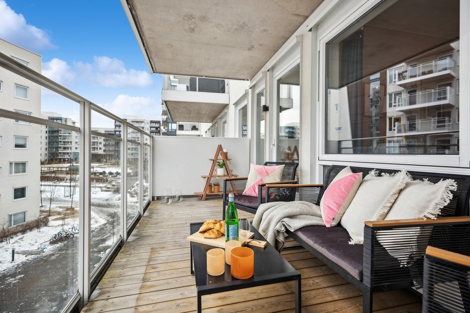 Plass til sittegruppe, lounge, grill og øvrig interiør. Her kan du samle venner og nyte sommerkveldene! Galleribilde