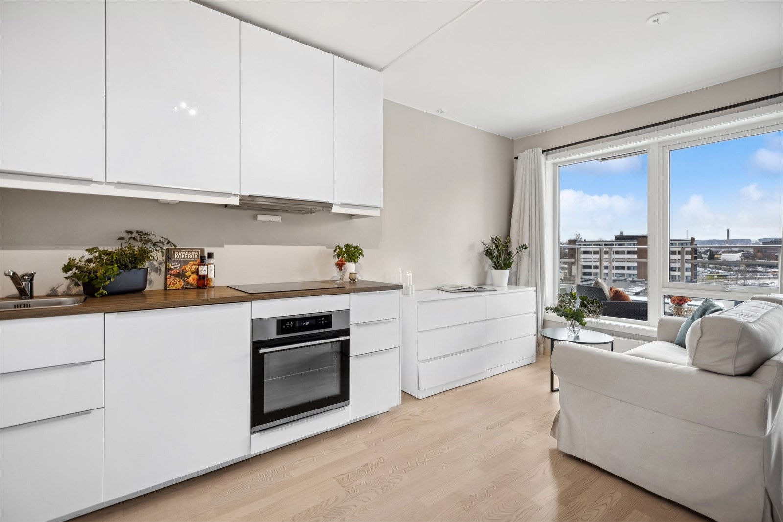 Åpen kjøkken-/stue løsning med moderne og tidløs kjøkkeninnredning fra IKEA satt inn i 2018. Galleribilde