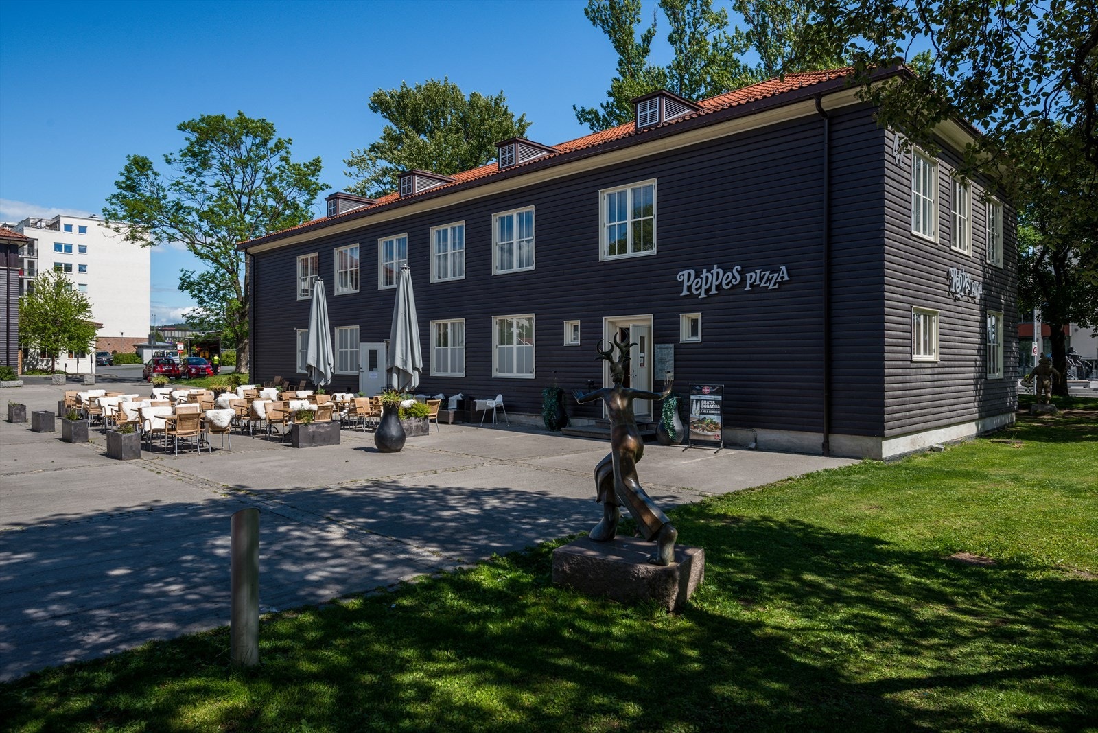Peppes Pizza og flere andre serveringssteder som Noa Asian food, Tiffany`s og barer i kort avstand fra boligen. Galleribilde