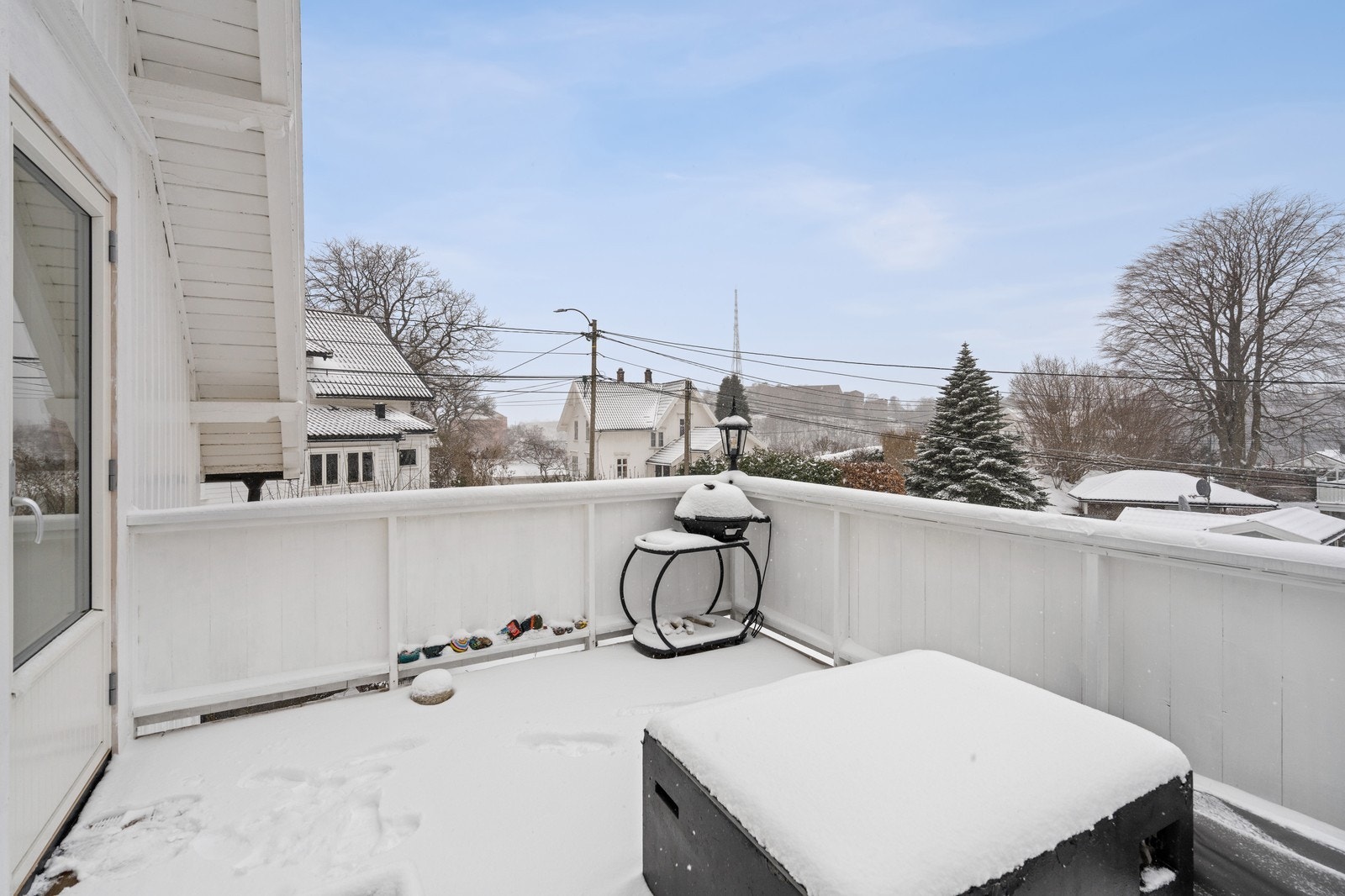 Stor og solrik nyere veranda med utsikt og gode solforhold Galleribilde