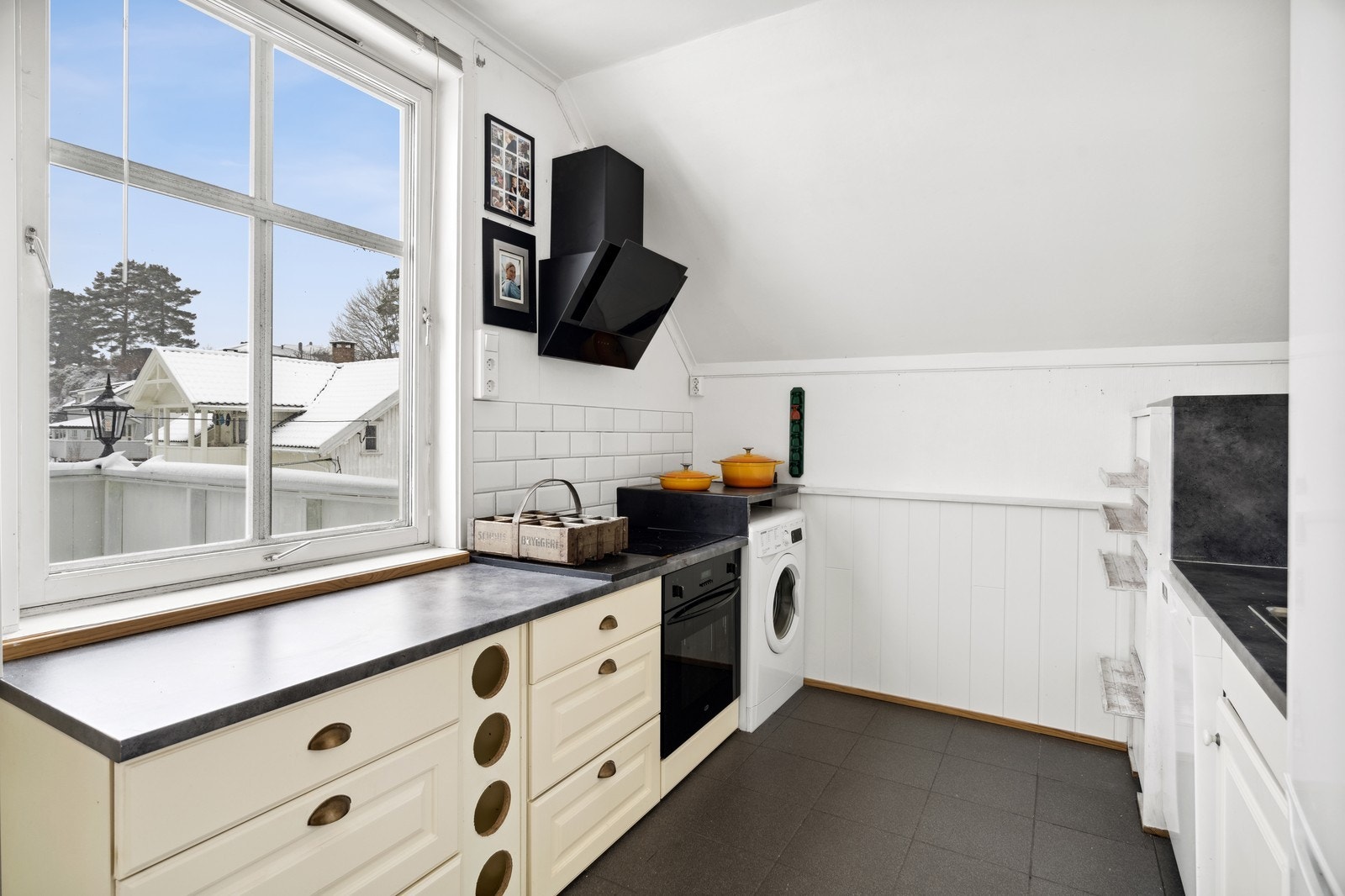 Nyere og praktisk kjøkken med mye skap-, skuffe- og godt med benkeplass Galleribilde