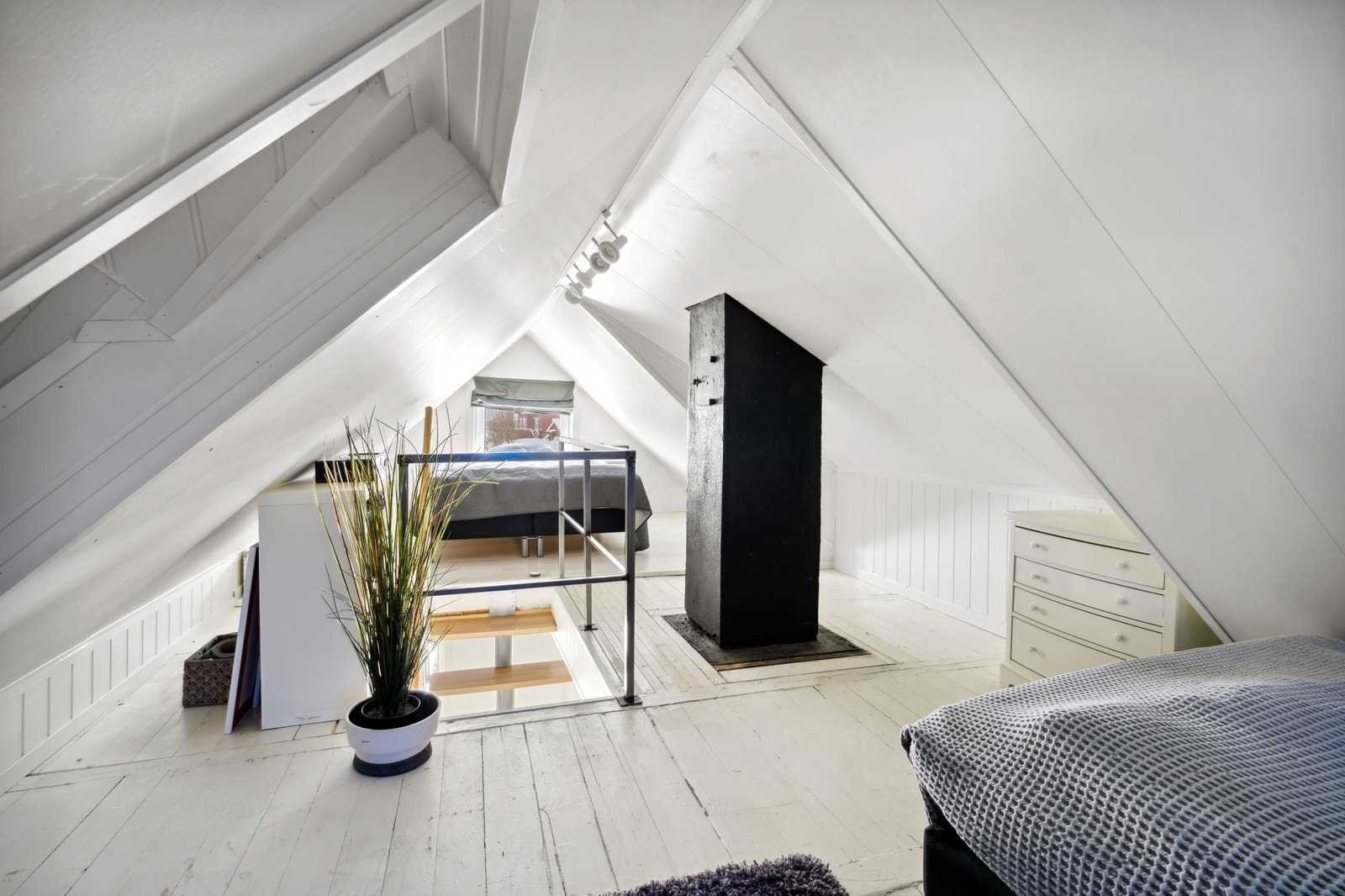 Hems som er brukt til soverom på begge sider av trappen. Galleribilde