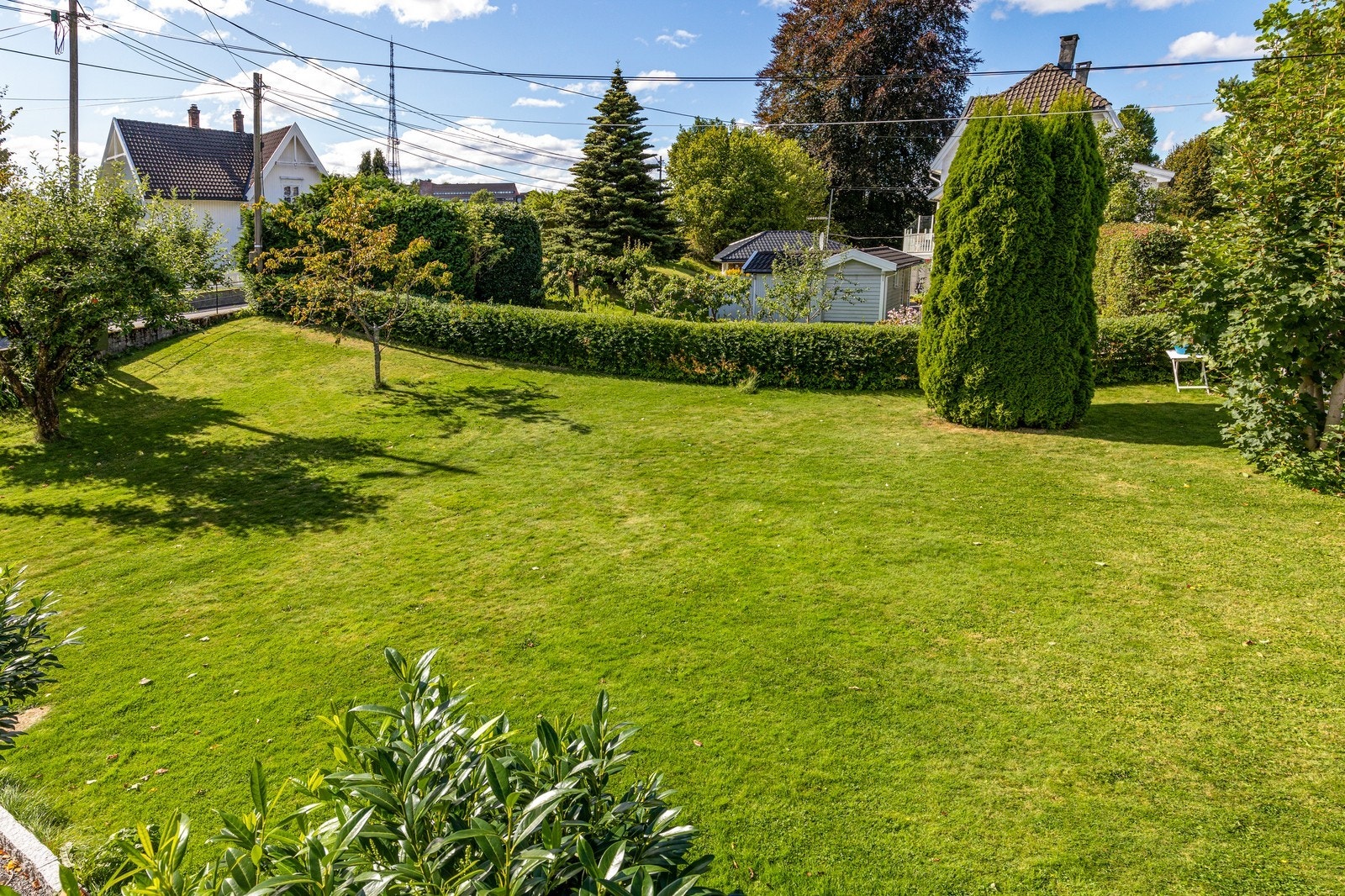 Stor hage med mye sol og god plass til små og store. Eier står for vedlikehold. Galleribilde