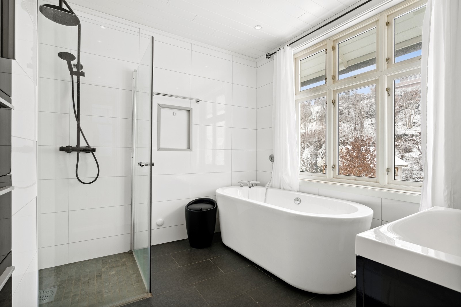 Lekkert bad med badekar, regndusj og pen innredning. Galleribilde