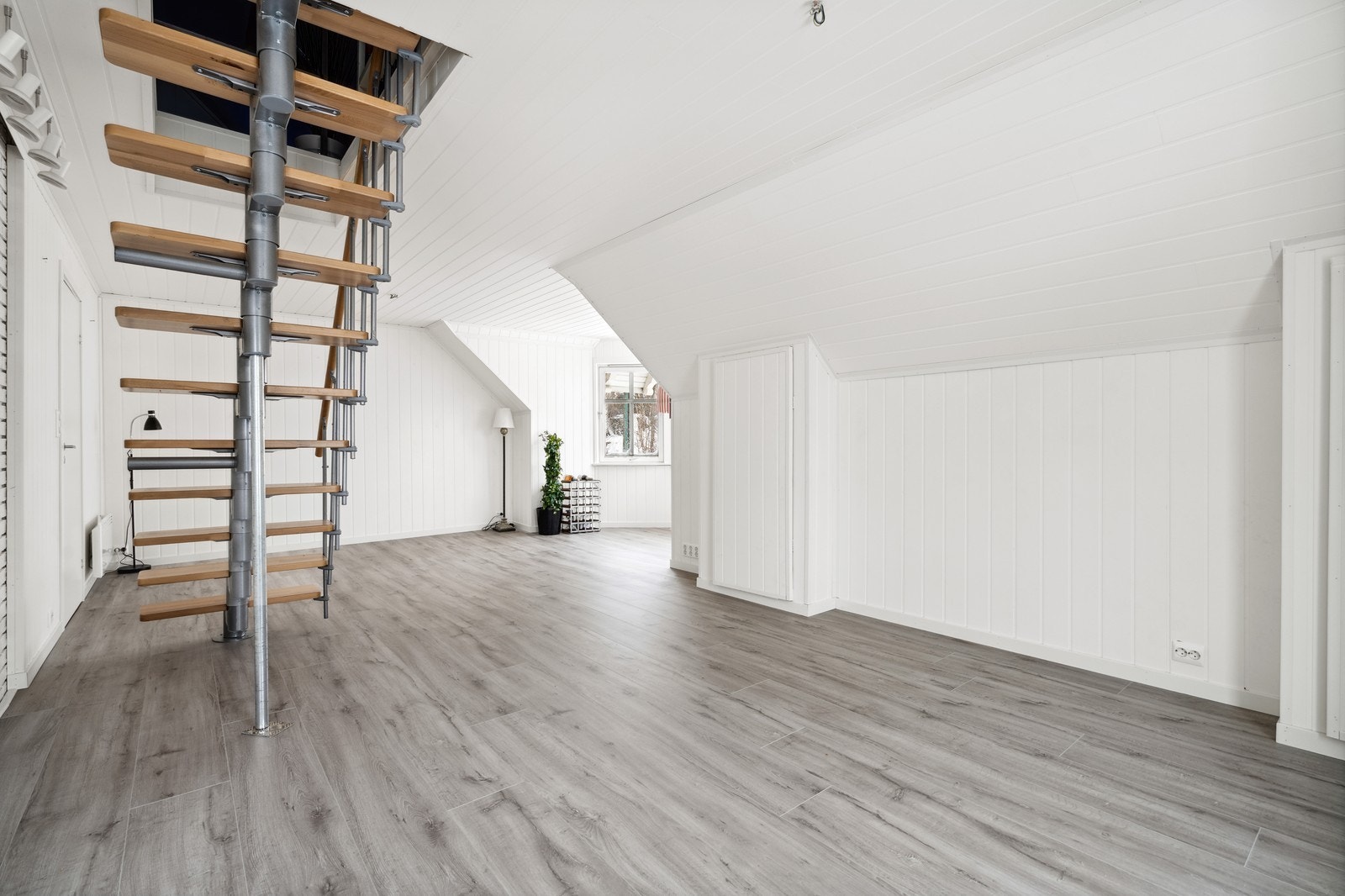 Lekker og tiltalende leilighet/halvparttomannsbolig med nyere overflater, kjøkken og bad. Galleribilde