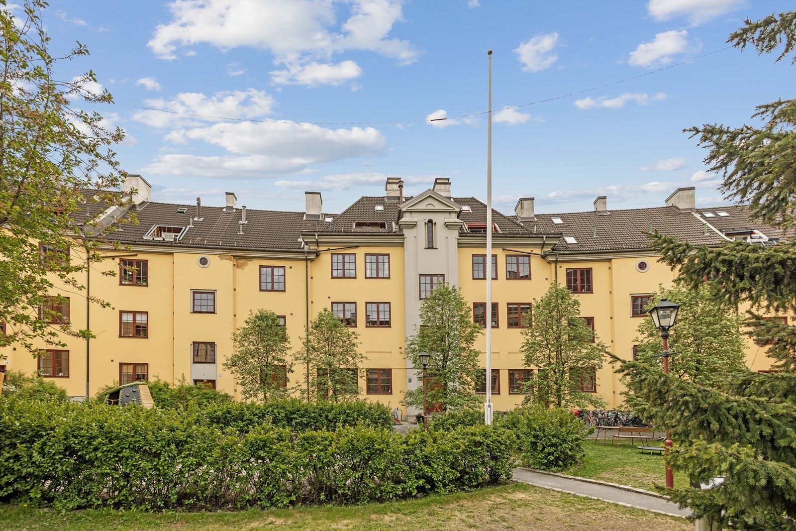 Hyggelig bakgård Galleribilde