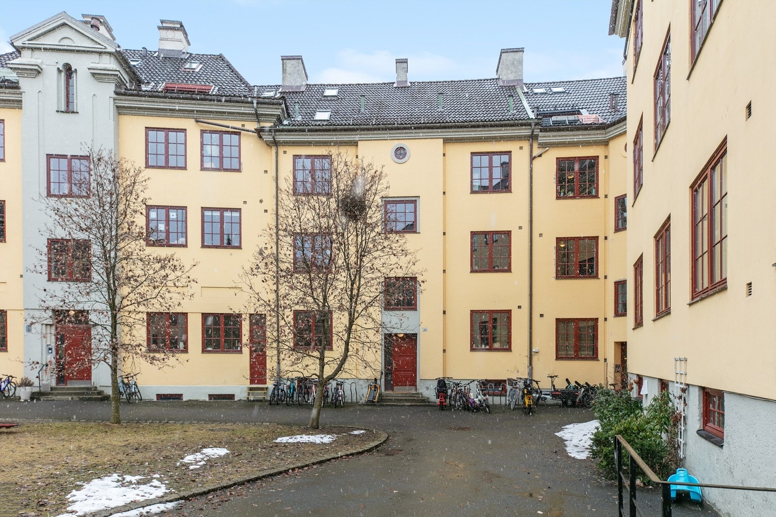 Leiligheten er beliggende i høy første etasje i klassisk bygård Galleribilde