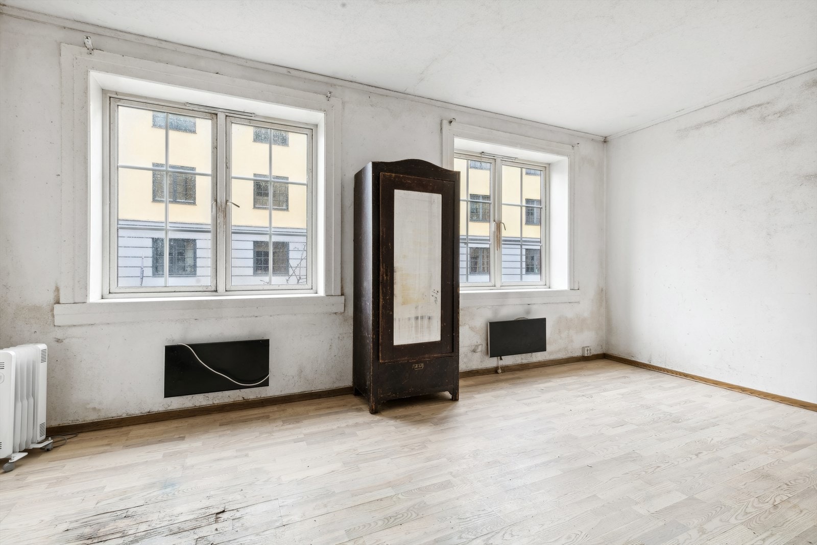 Store vindusflater slipper inn rikelig med dagslys Galleribilde