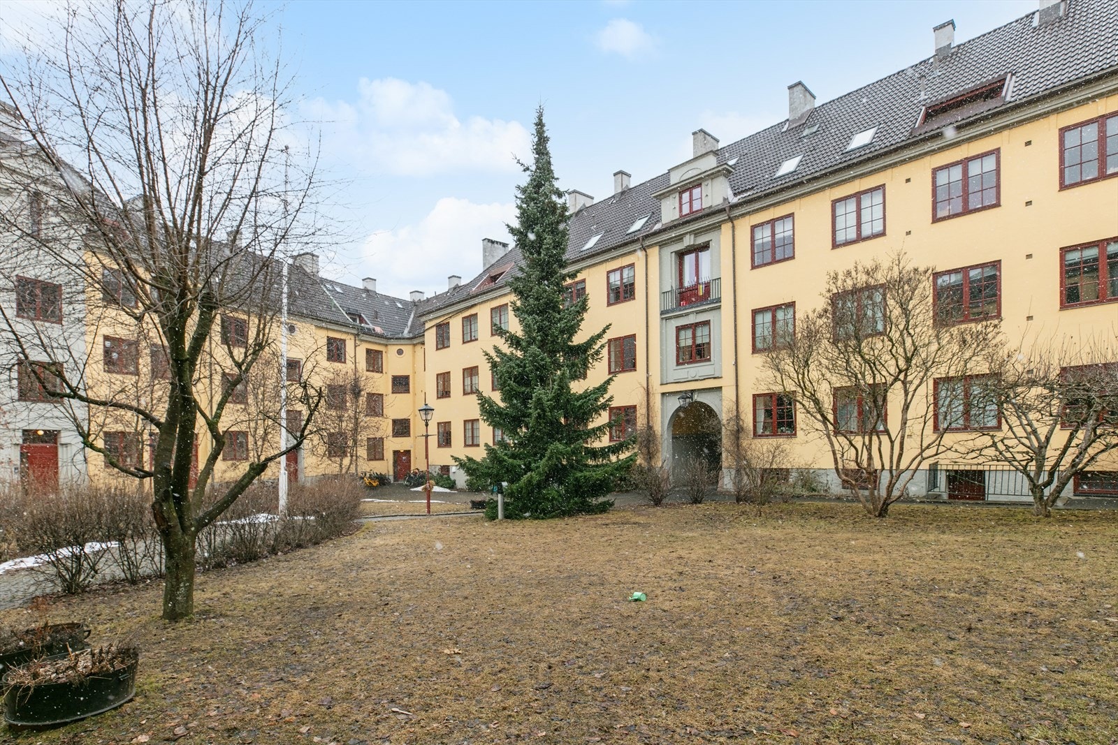 Stor bakgård med god plass for beboerne å samles Galleribilde