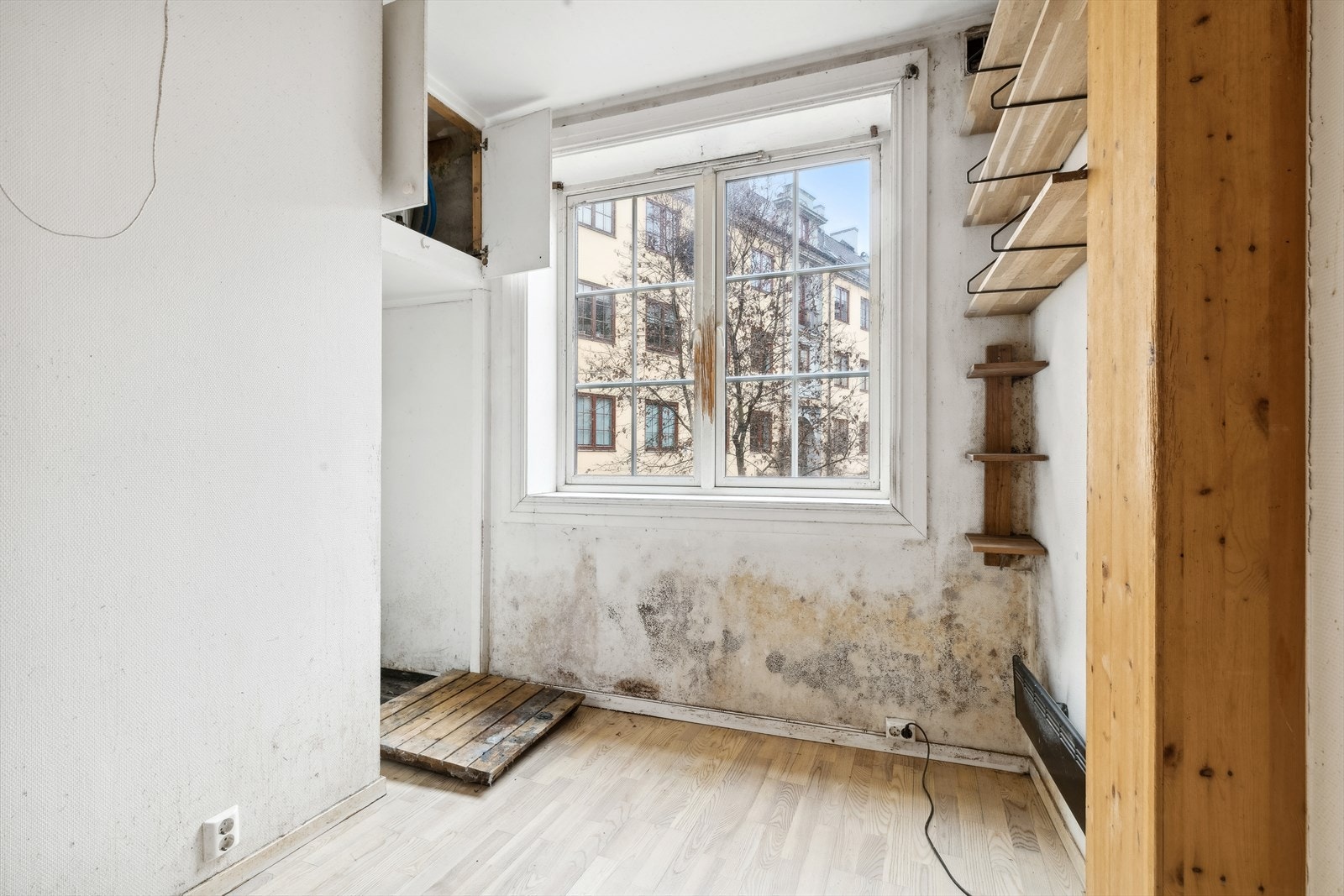 Stort vindu på soverom og opplegg til vaskemaskin der det har vært skap tidligere. Galleribilde