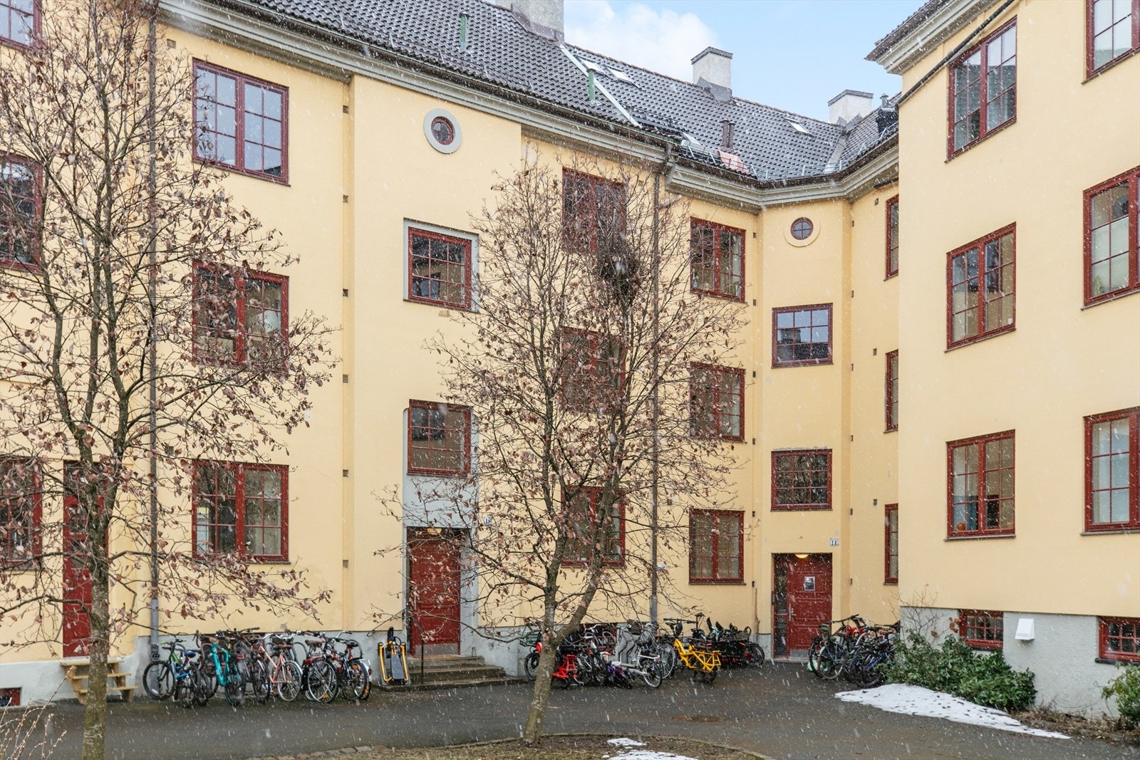 Indre gårdsrom er avlåst med porter slik at beboernes sykler kan stå trygt Galleribilde