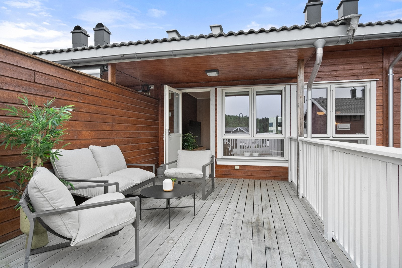 Videre er terrassen utstyrt med utebelysning og stikkontakt på vegg. Galleribilde