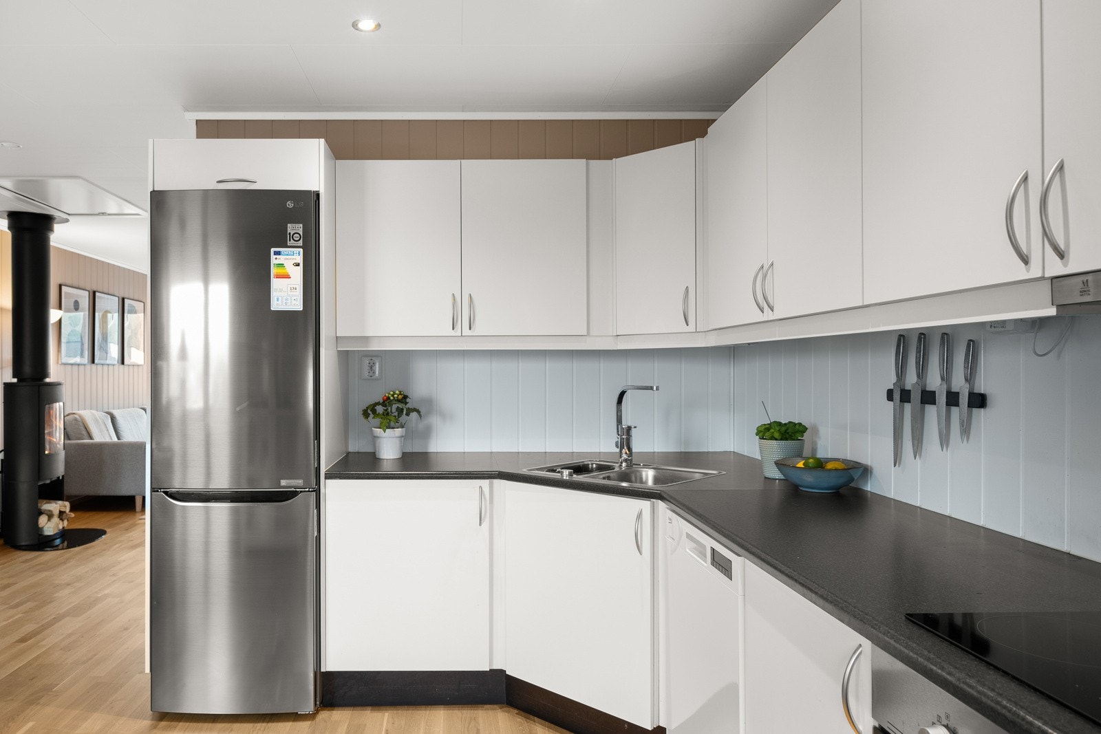 Kjøkkenet har integrerte hvitevarer bestående av komfyr og induksjonstop og oppvaskmaskin, som medfølger handelen. Galleribilde