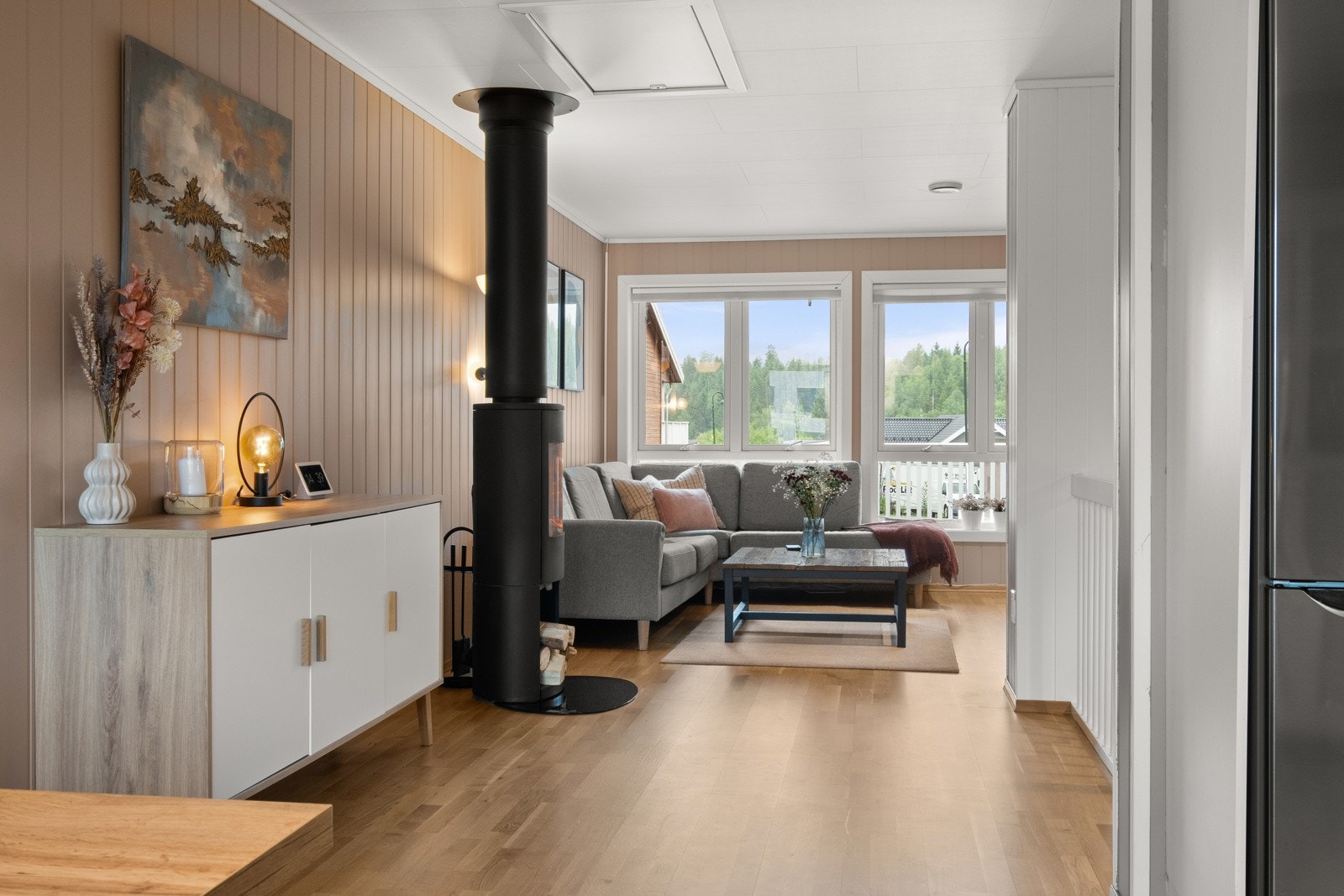 Et moderne rekkehus over to plan som ligger i et populært og barnevennlig område på Lund i Spydeberg. Galleribilde