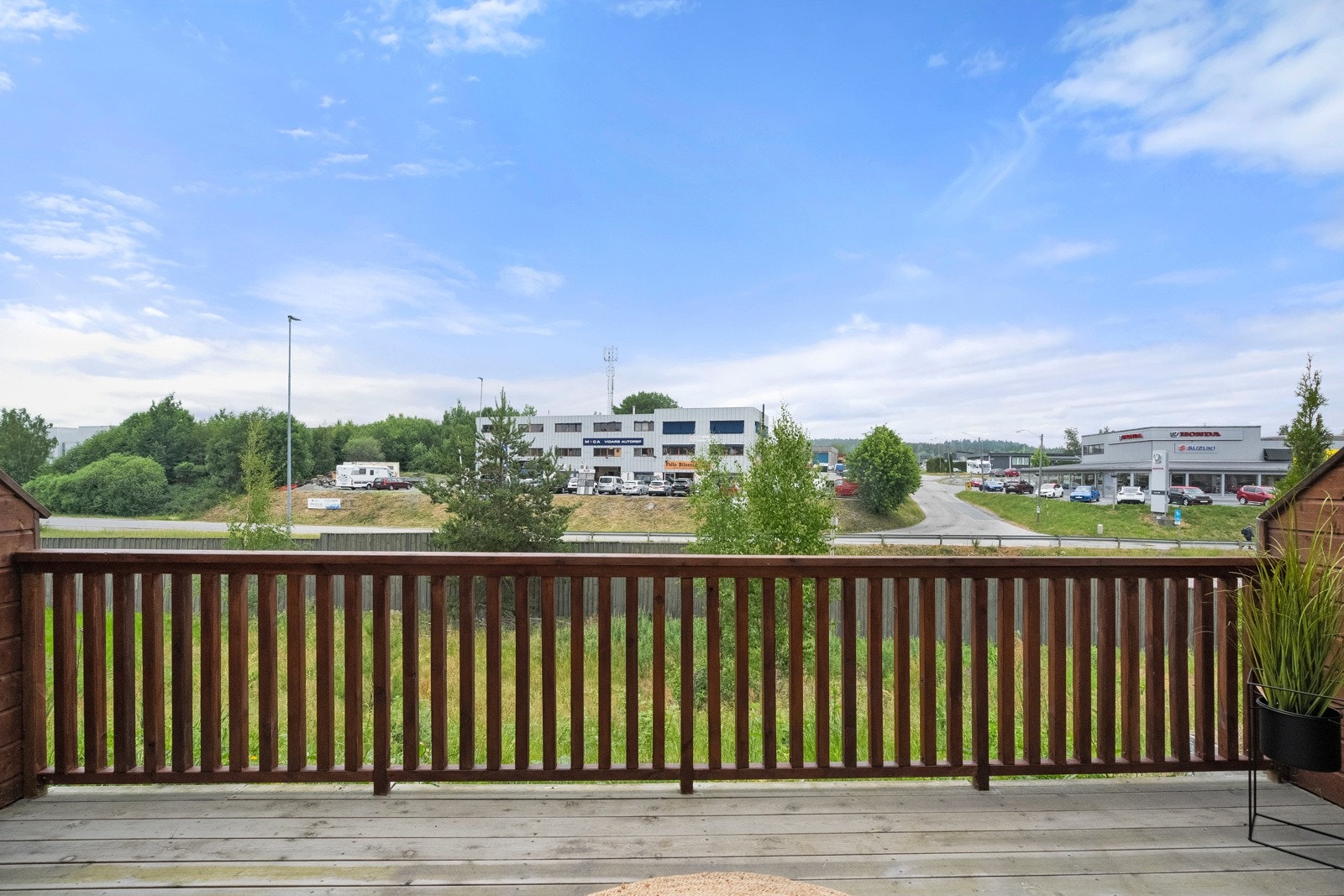 Her kan du nyte en rolig start på dagen med morgensol og hyggelig utsyn mot nærliggende områder. Galleribilde