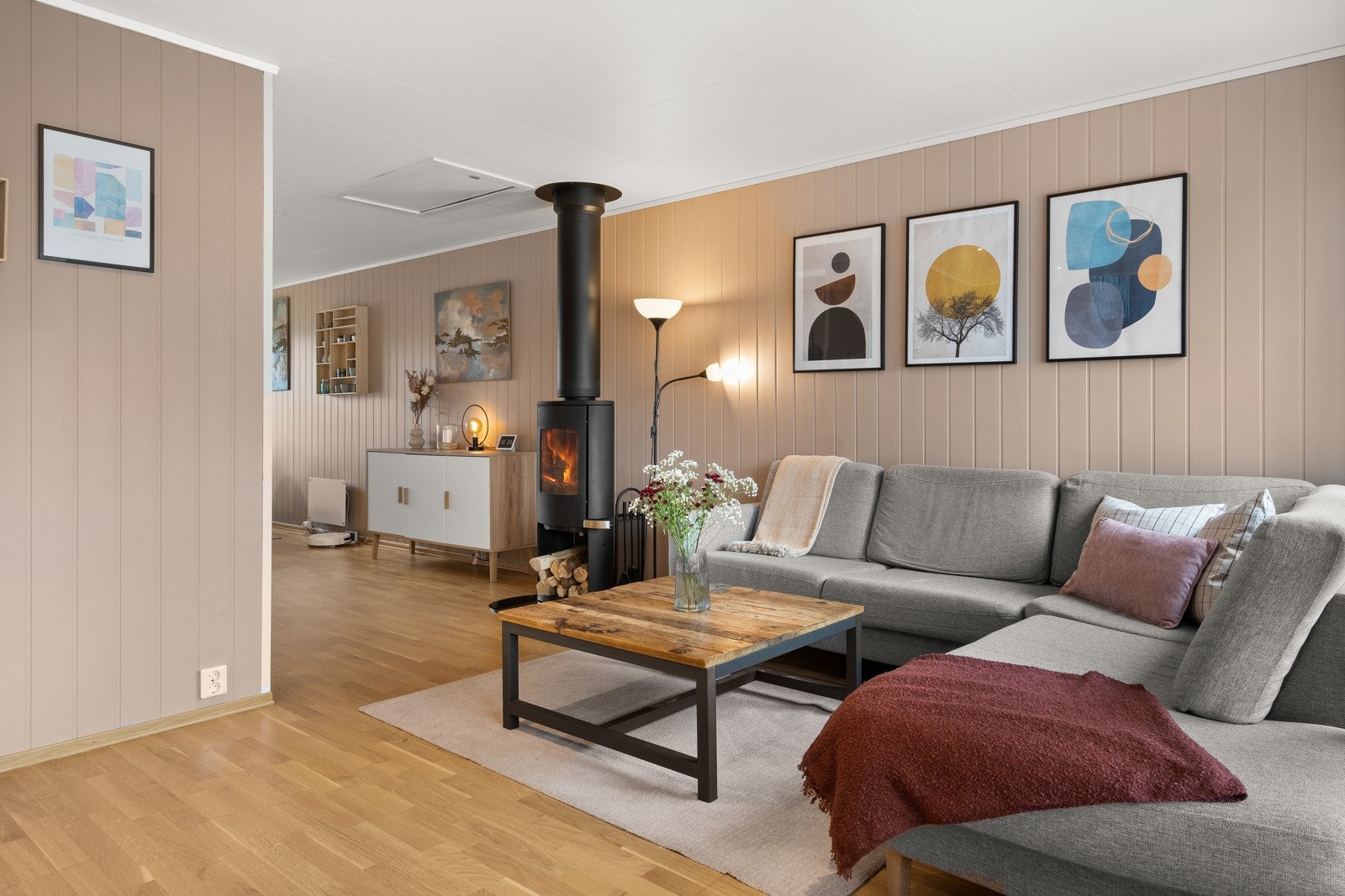 Veggene er malt i en lekker jordtone og gulvet er dekket med parkett. Galleribilde