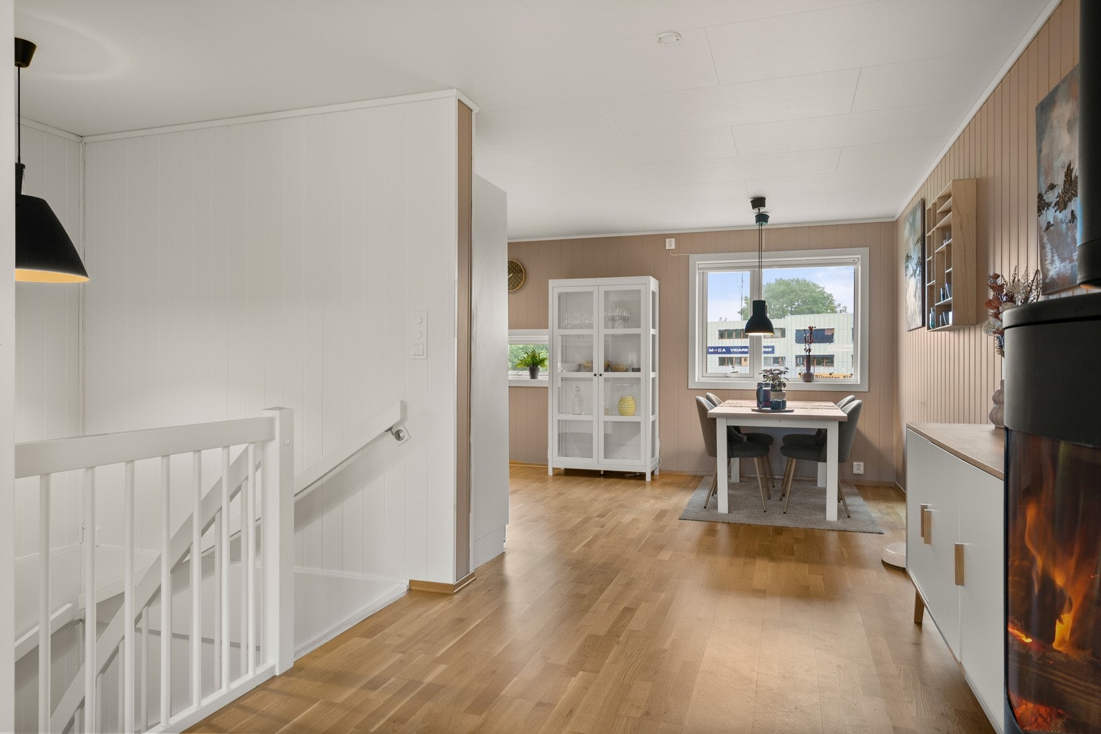 Kjøkkenet ligger i en delvis åpen og sosial løsning med stuen - perfekt for å varte opp gjester! Galleribilde