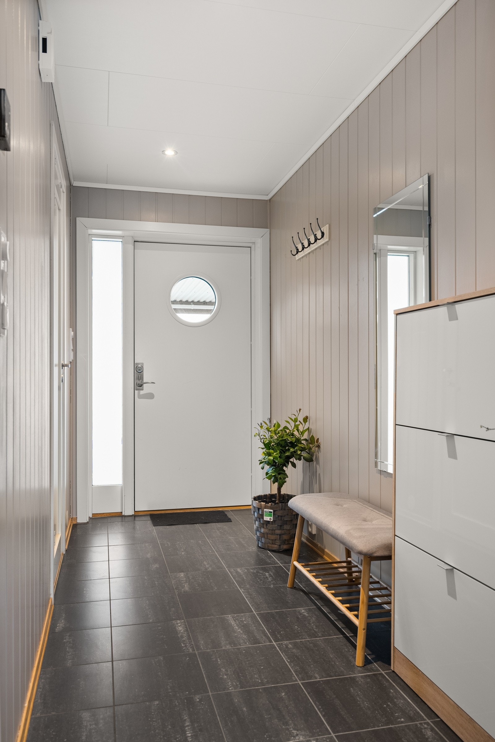 Veggene er malt i en lys gråtone og gulvet er flislagt med behagelig gulvvarme. Galleribilde