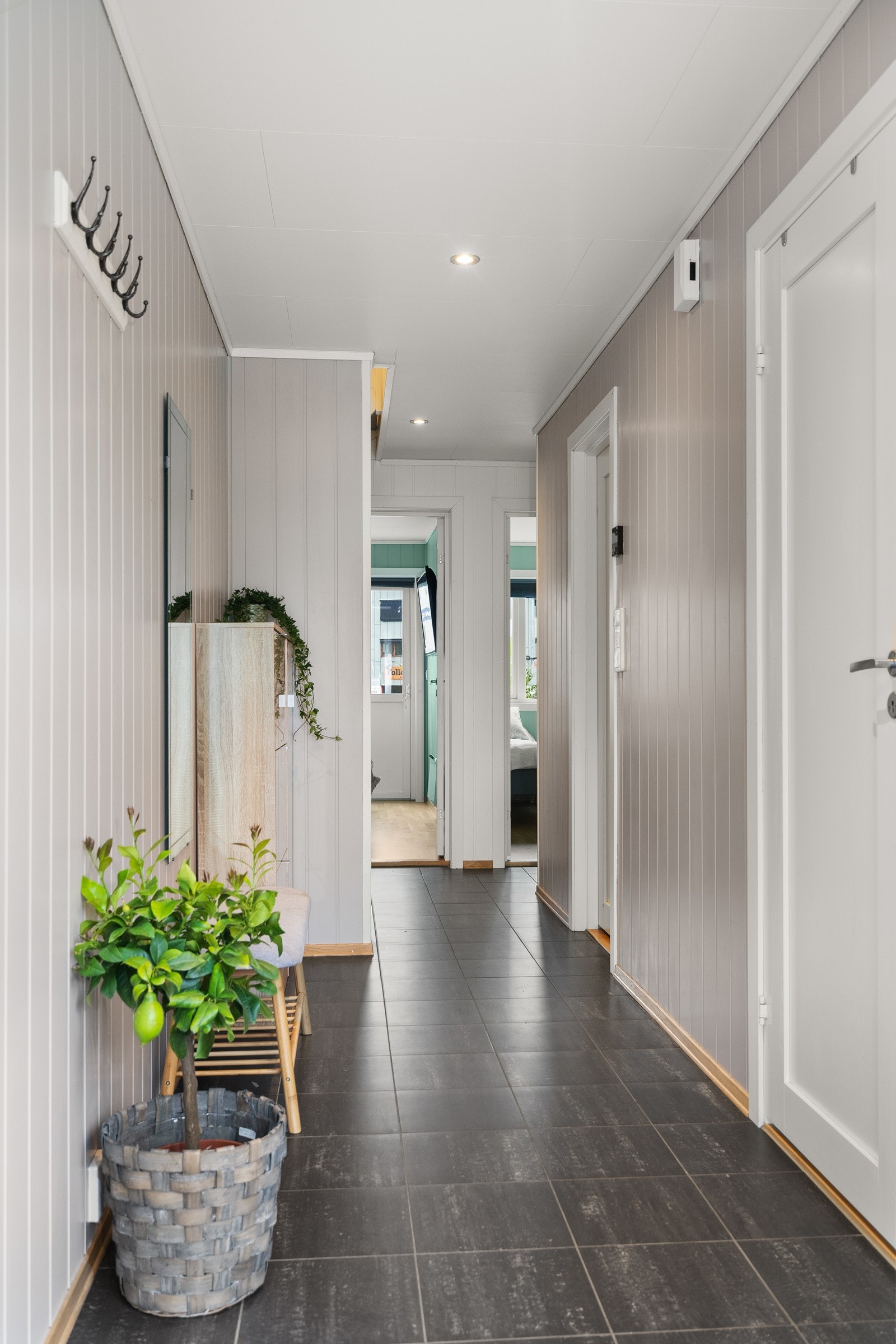 Velkommen inn! En lys og romslig entré som gir et godt førsteinntrykk av boligen. Galleribilde