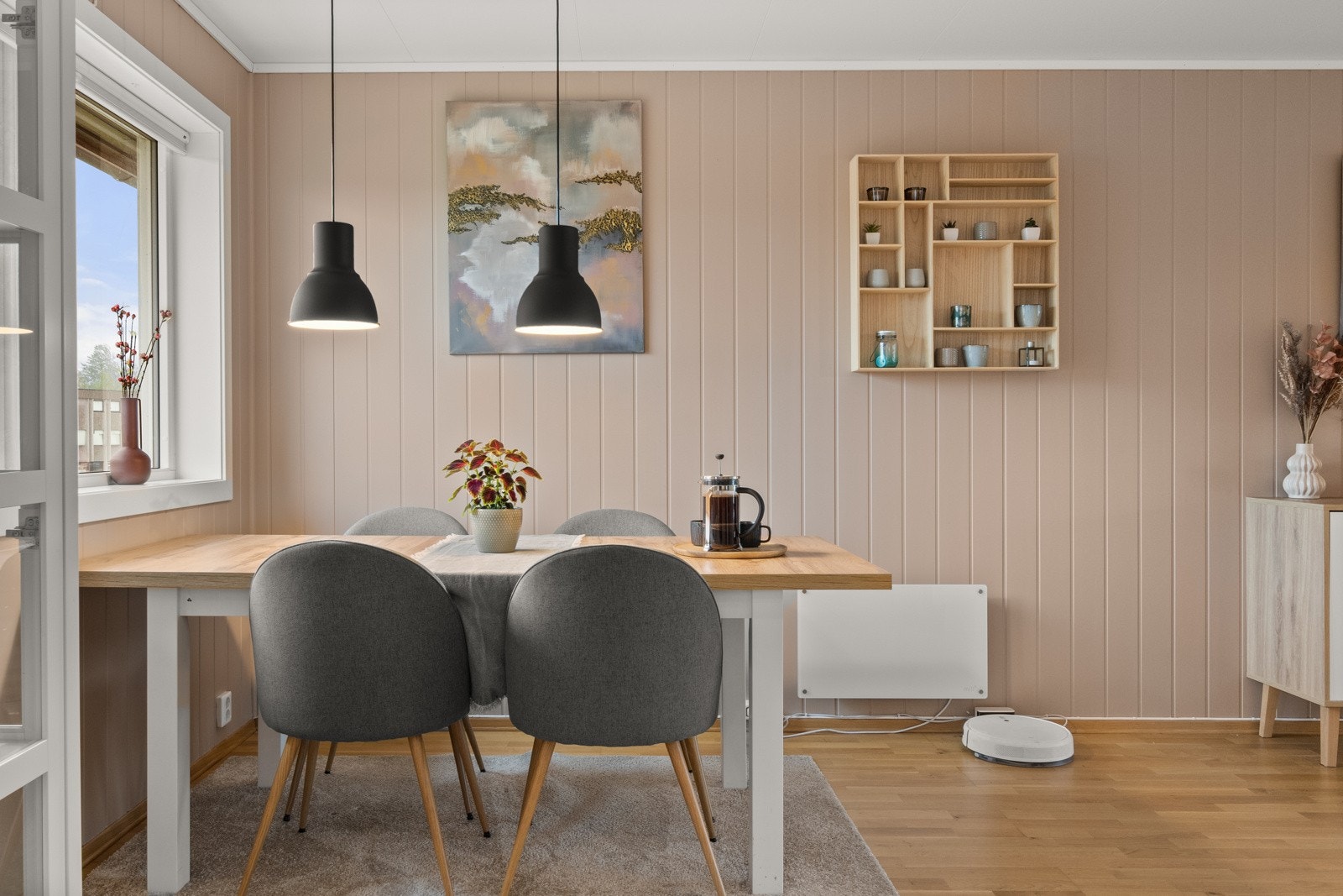 Ved vinduet har du plass til en spisegruppe. Galleribilde