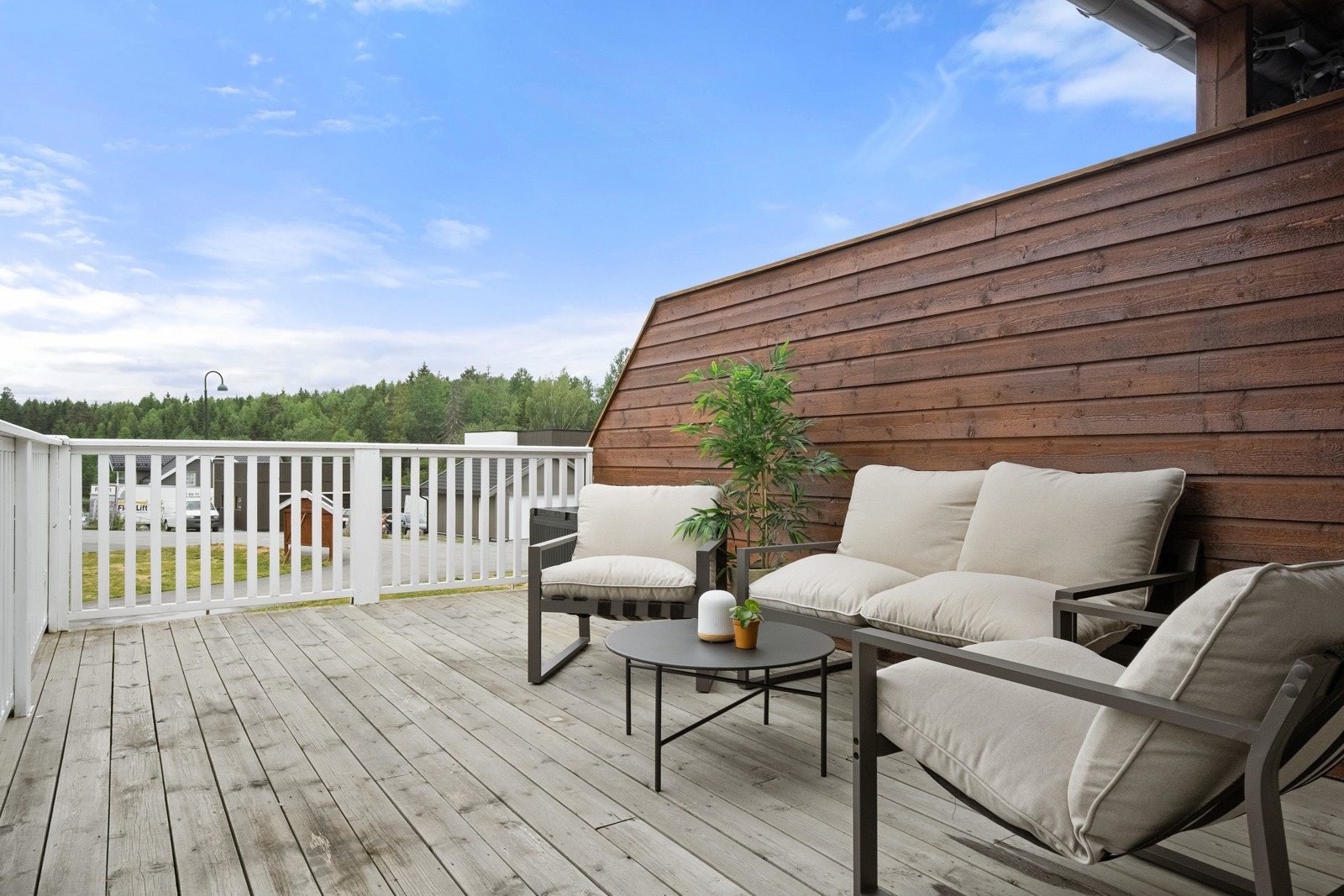 Her har du god plass til utemøblement, grill og beplantning. Galleribilde