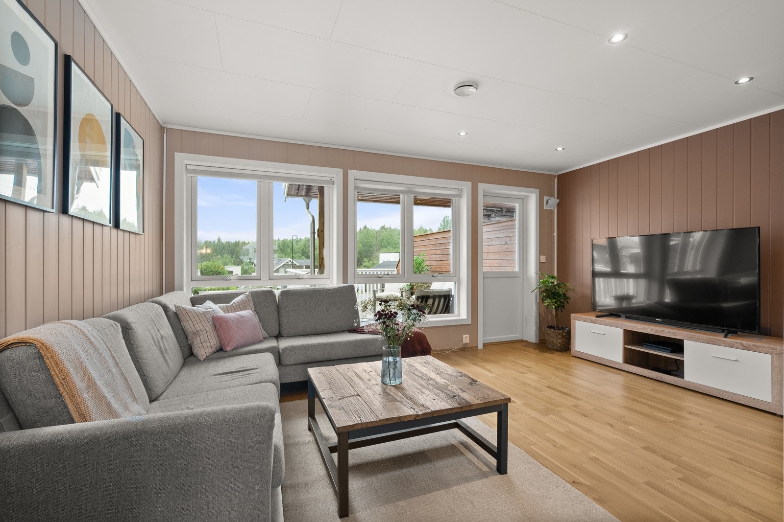 På varme sommerdager kan du åpne glassdøren, slik at stuen forlenges med en herlig terrasse på ca. 18,5 m²! Galleribilde