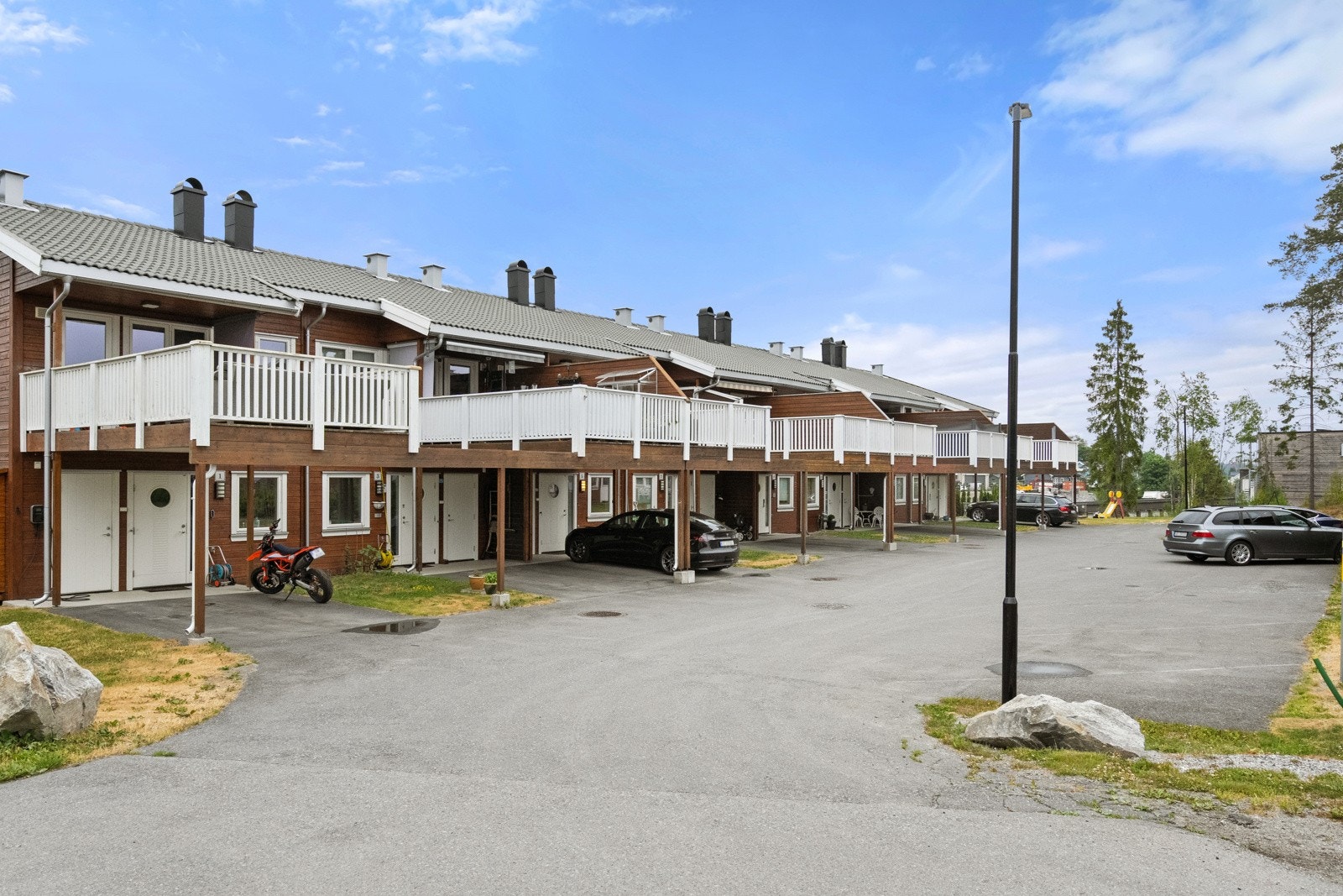 Gangavstand til buss, skoler og barnehager - perfekt beliggenhet for familie som ønsker en lettvint hverdag! Galleribilde