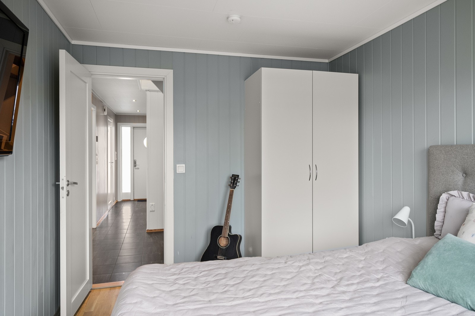 Veggene er malt i en delikat blåfarge. Galleribilde