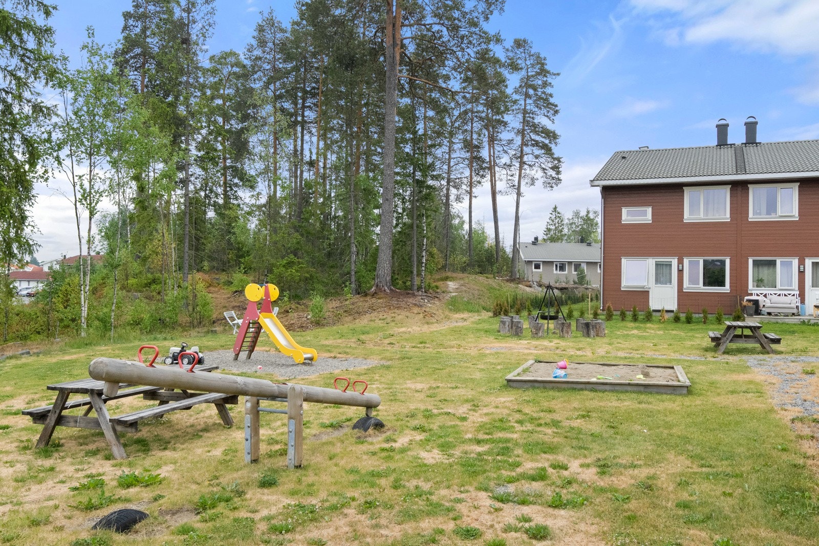 Fellesområder er pent opparbeidet med gressplen, diverse beplantning og sitteplasser. Galleribilde