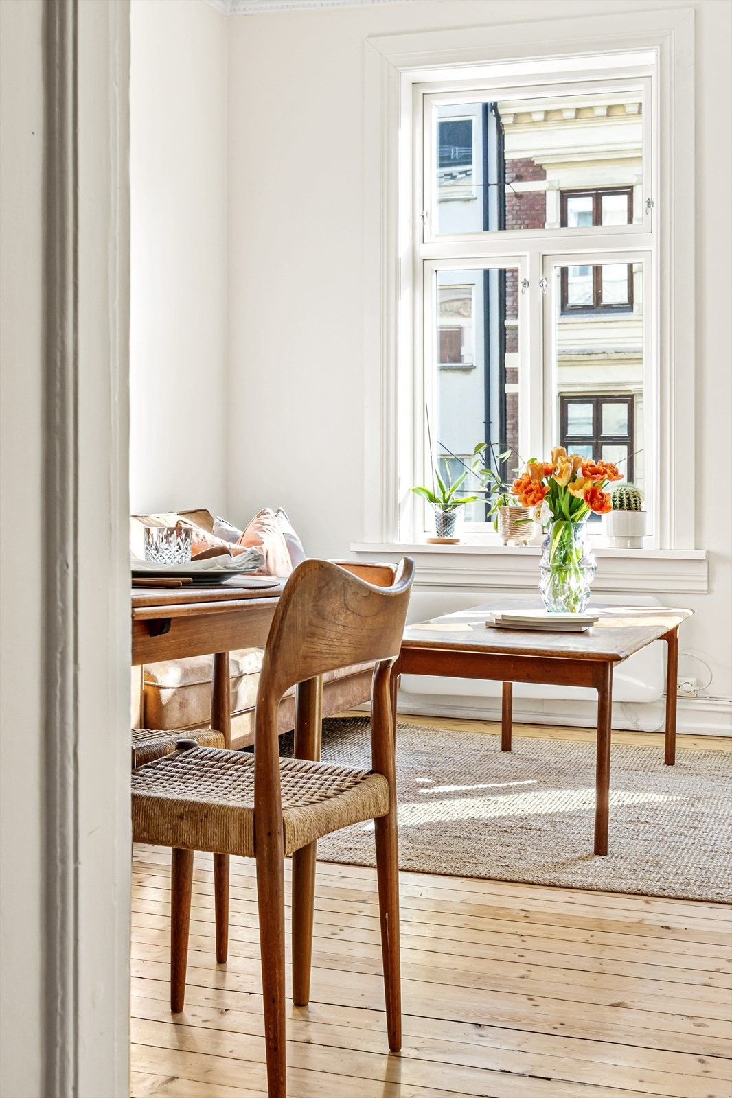 Fra høyre i entrèn kommer du inn til stuen. Galleribilde