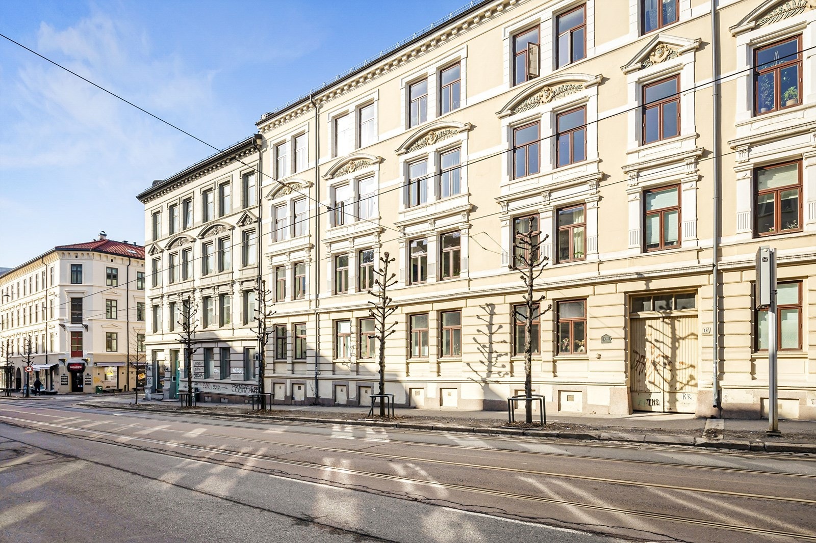Leiligheten ligger i 2.etg i en klassiskbygård, med nærhet til "alt". Galleribilde