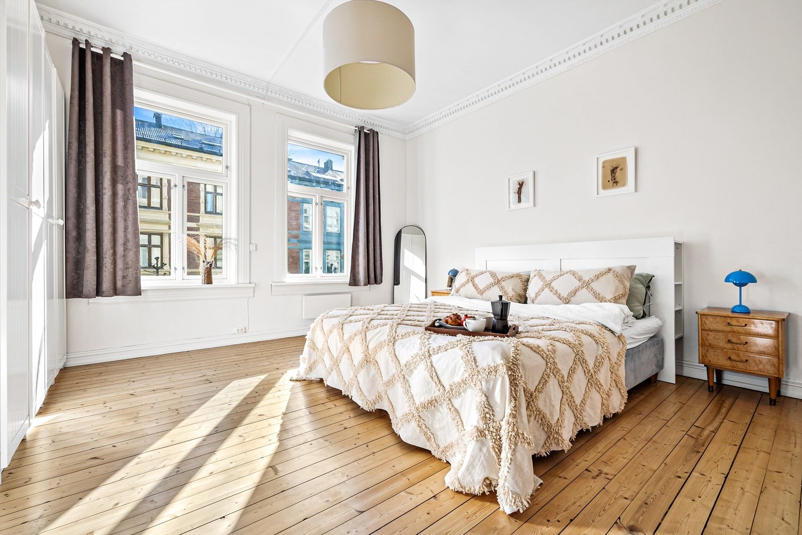 Et stort soverom med god plass til oppbevaring, stor dobbeltseng og nattbord på hver side. Galleribilde