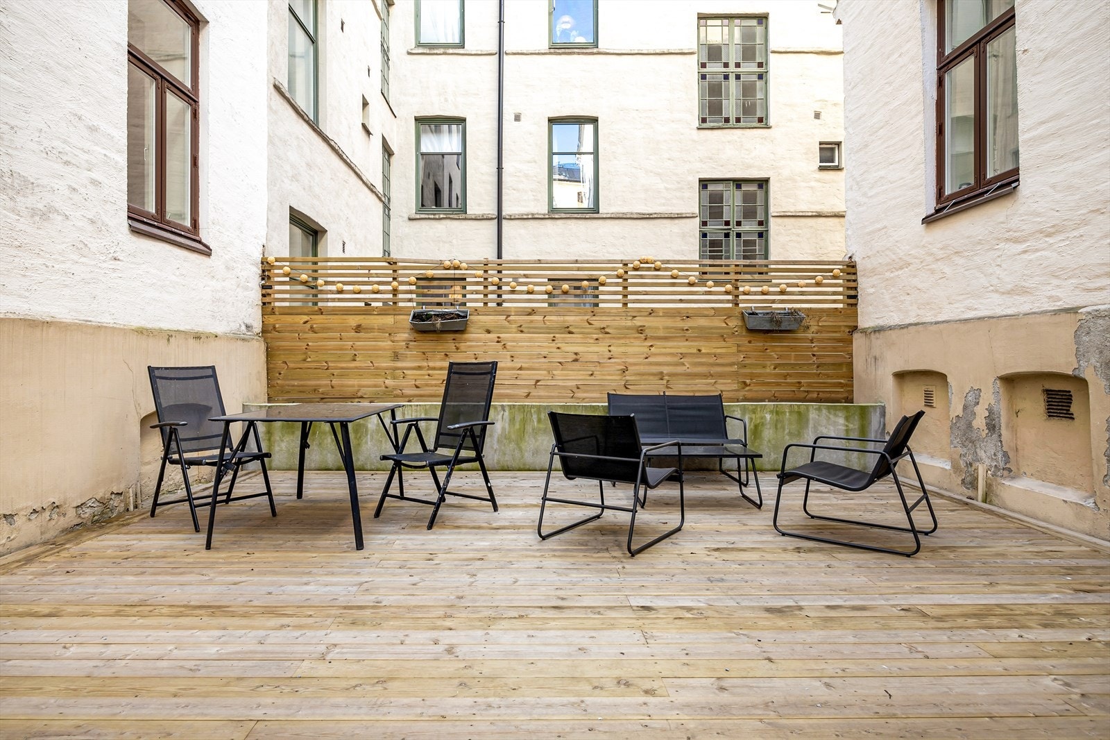 Hyggelig bakgård med platting og sittegrupper. Her kan du nyte lange sommerkvelder. Galleribilde