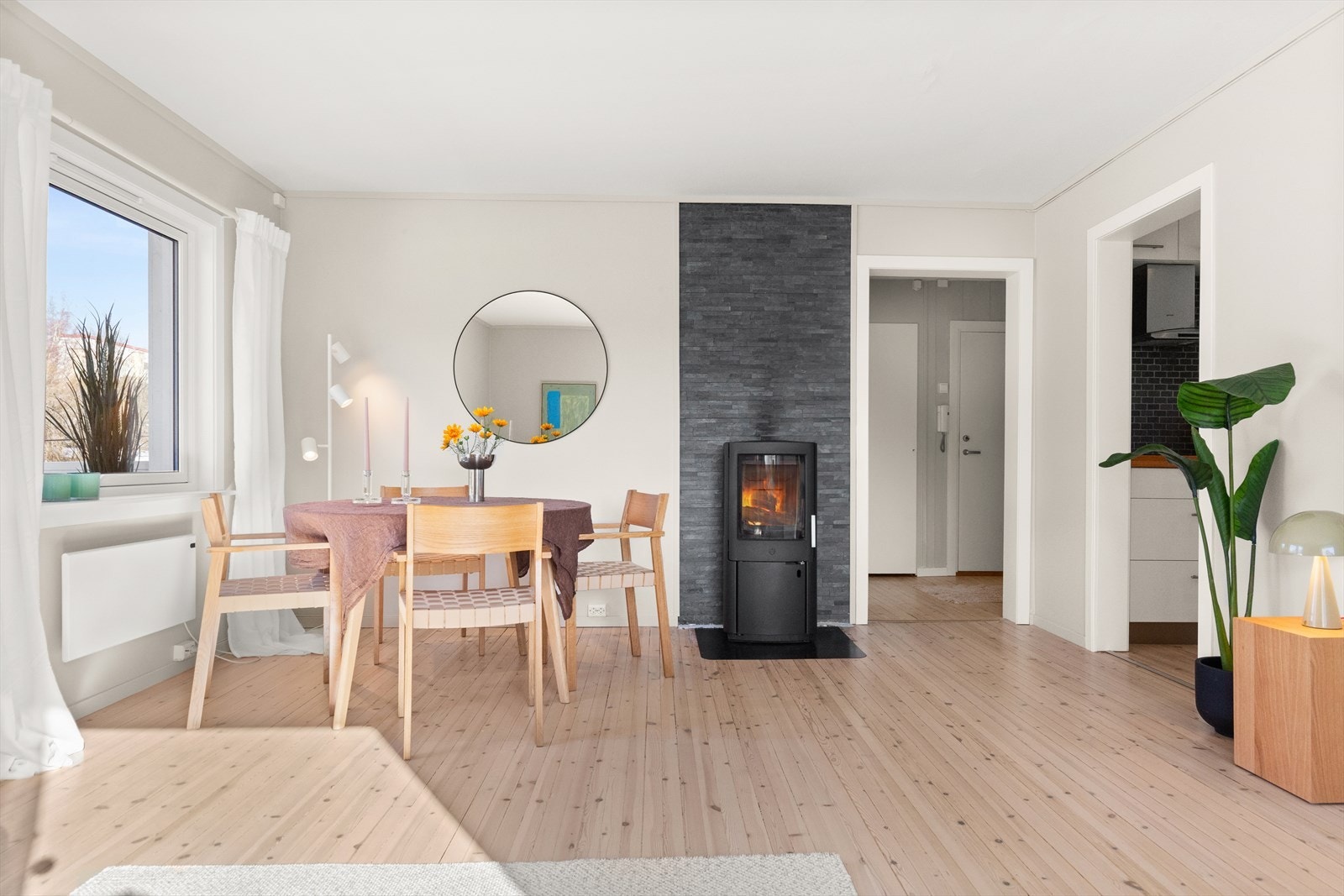 Stuen har peisovn. Galleribilde