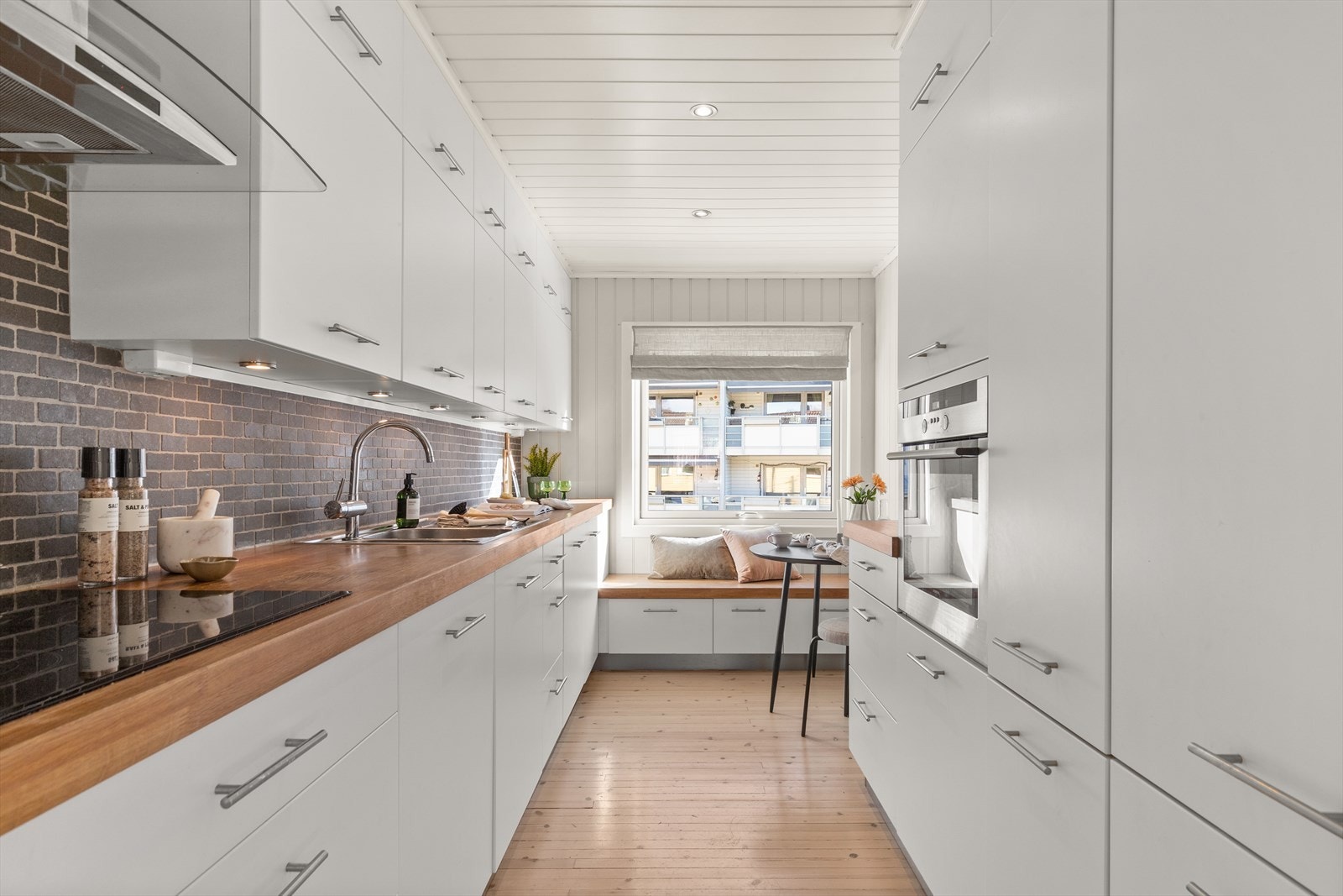 Selve kjøkkeninnredningen er takhøy og har gode arbeidsflater og mye skapplass. Det er downlights i himling og under overskapene. Galleribilde