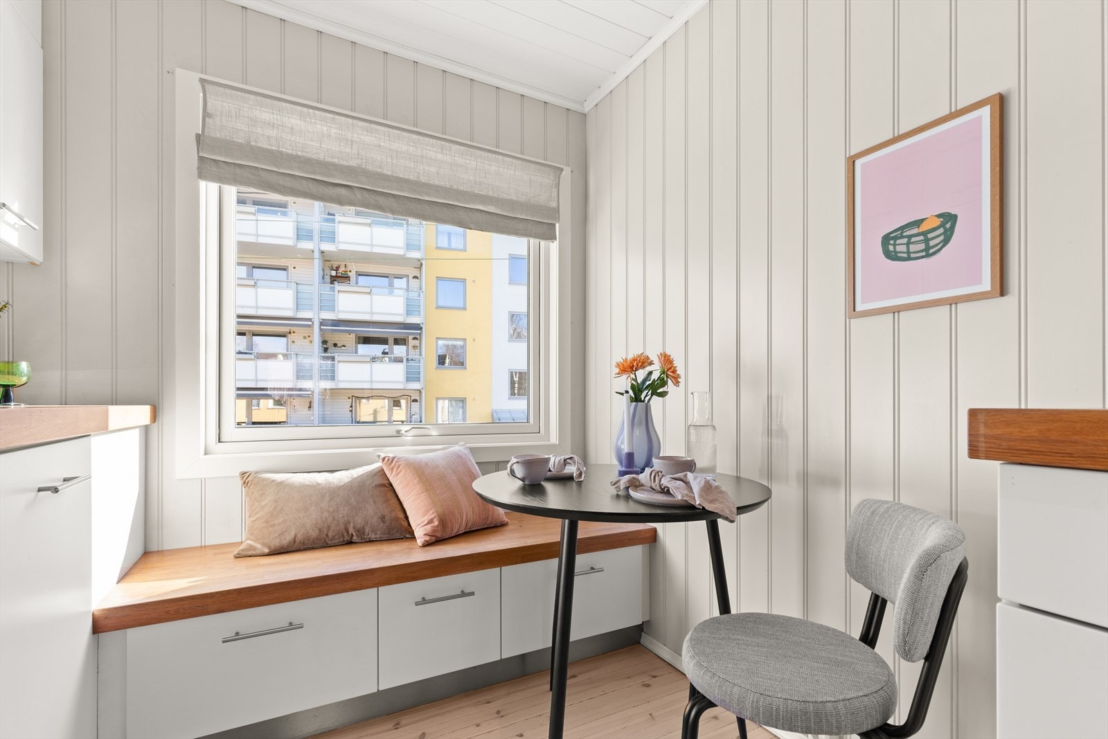Et vindu tilfører naturlig lys og under vinduet er det en plassbygd benk med oppbevaring under samt plass til et lite spisebord. Galleribilde
