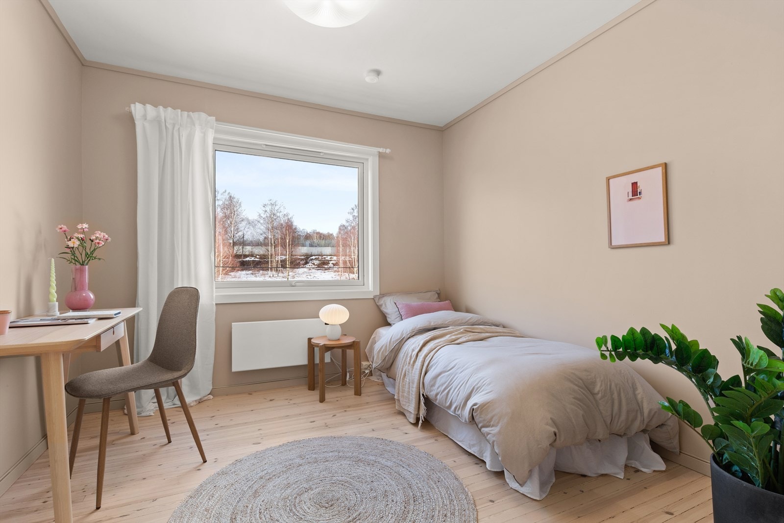 Leiligheten har to gode soverom. Begge soverom har en fin størrelse, og har plass til garderobeskap, dobbeltseng og nattbord. Galleribilde