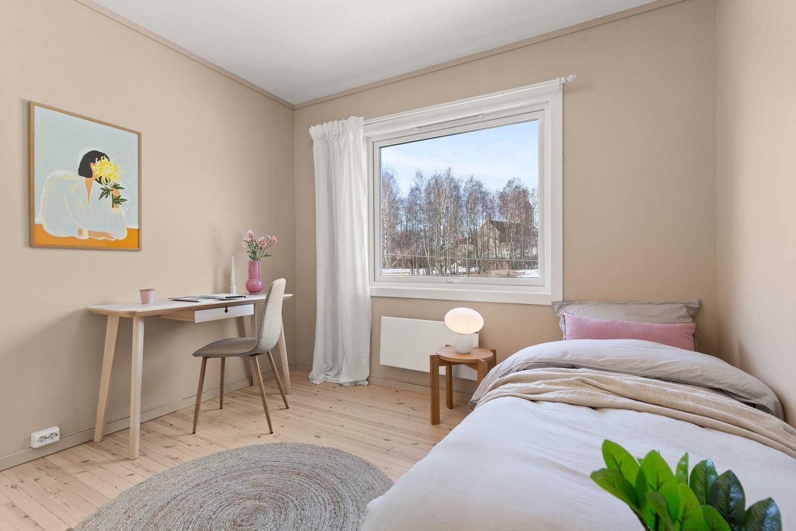 Leiligheten har to gode soverom. Begge soverom har en fin størrelse, og har plass til garderobeskap, dobbeltseng og nattbord. Galleribilde